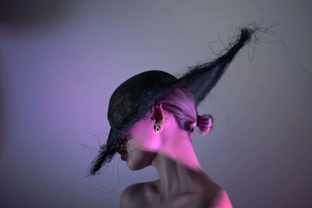 以红蓝双色拍摄出迷幻的人像摄影