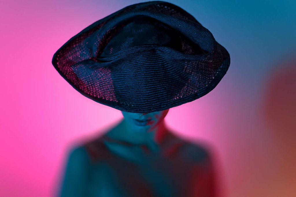 以红蓝双色拍摄出迷幻的人像摄影