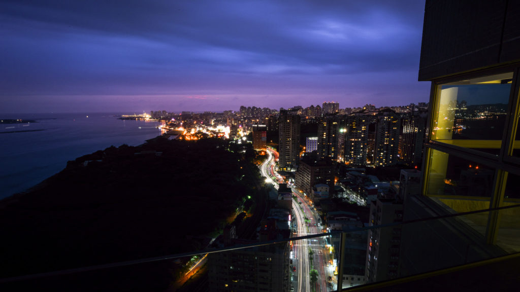 台北淡水市空間攝影案例-窗外夜景