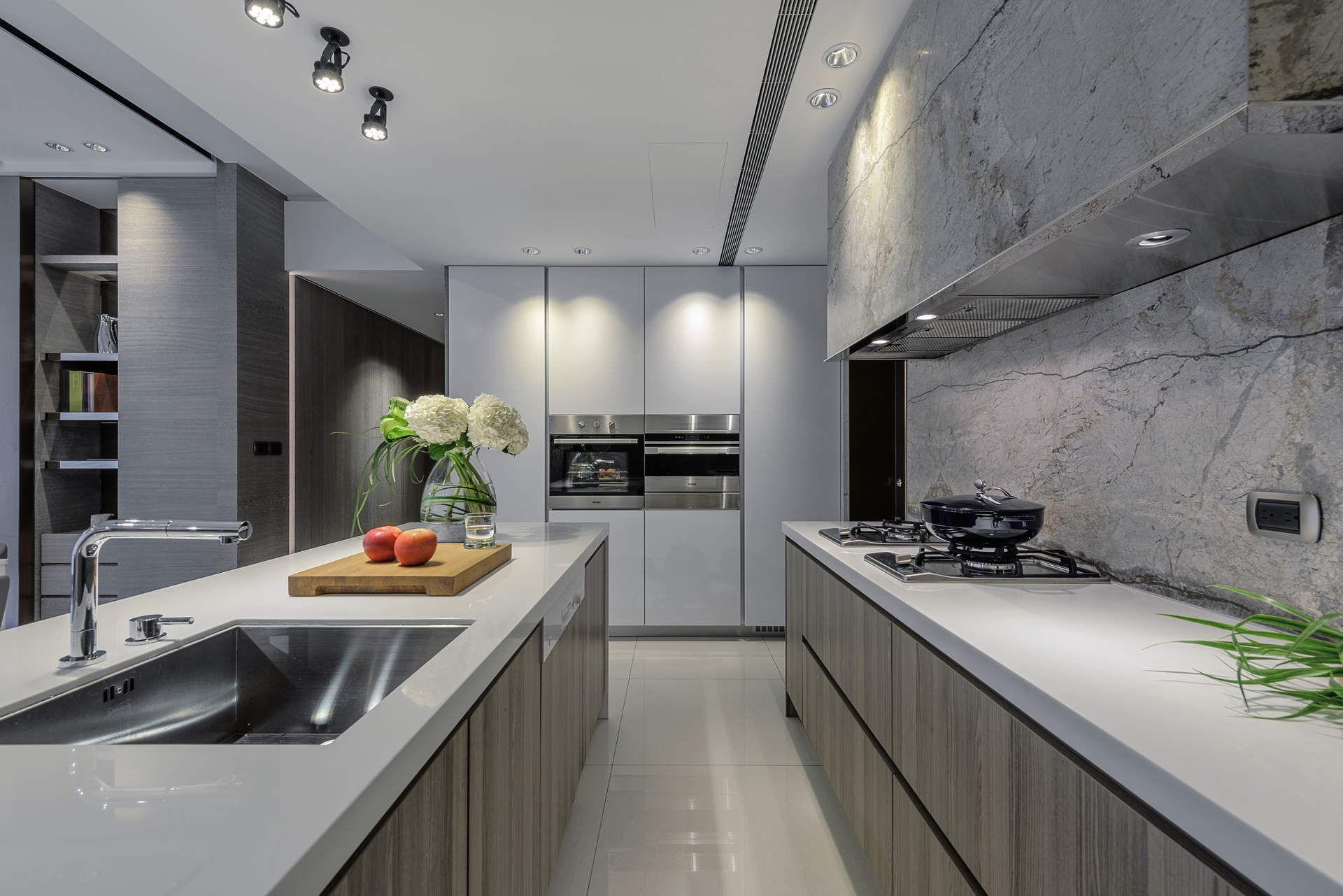 廚房內正面角度