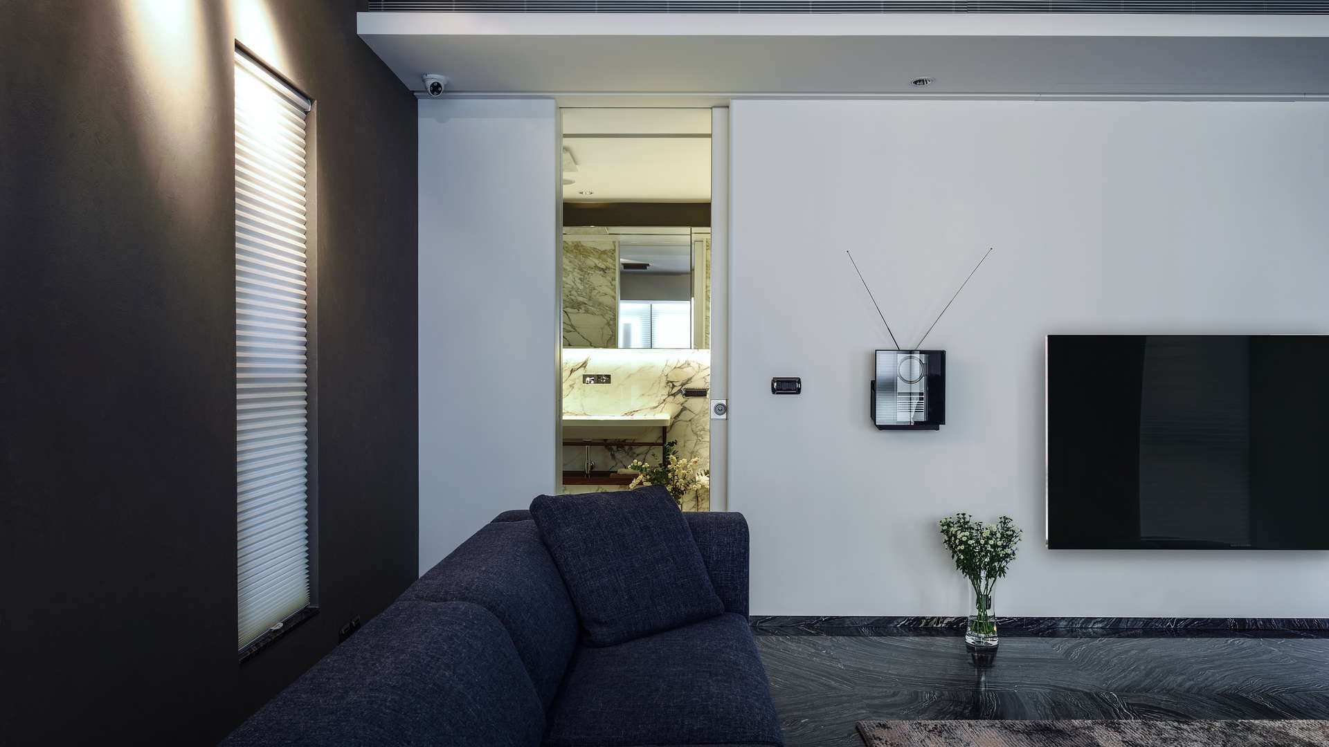 衛浴的入口處,拉起們幾乎隱蔽。(電視是CG後製處理)