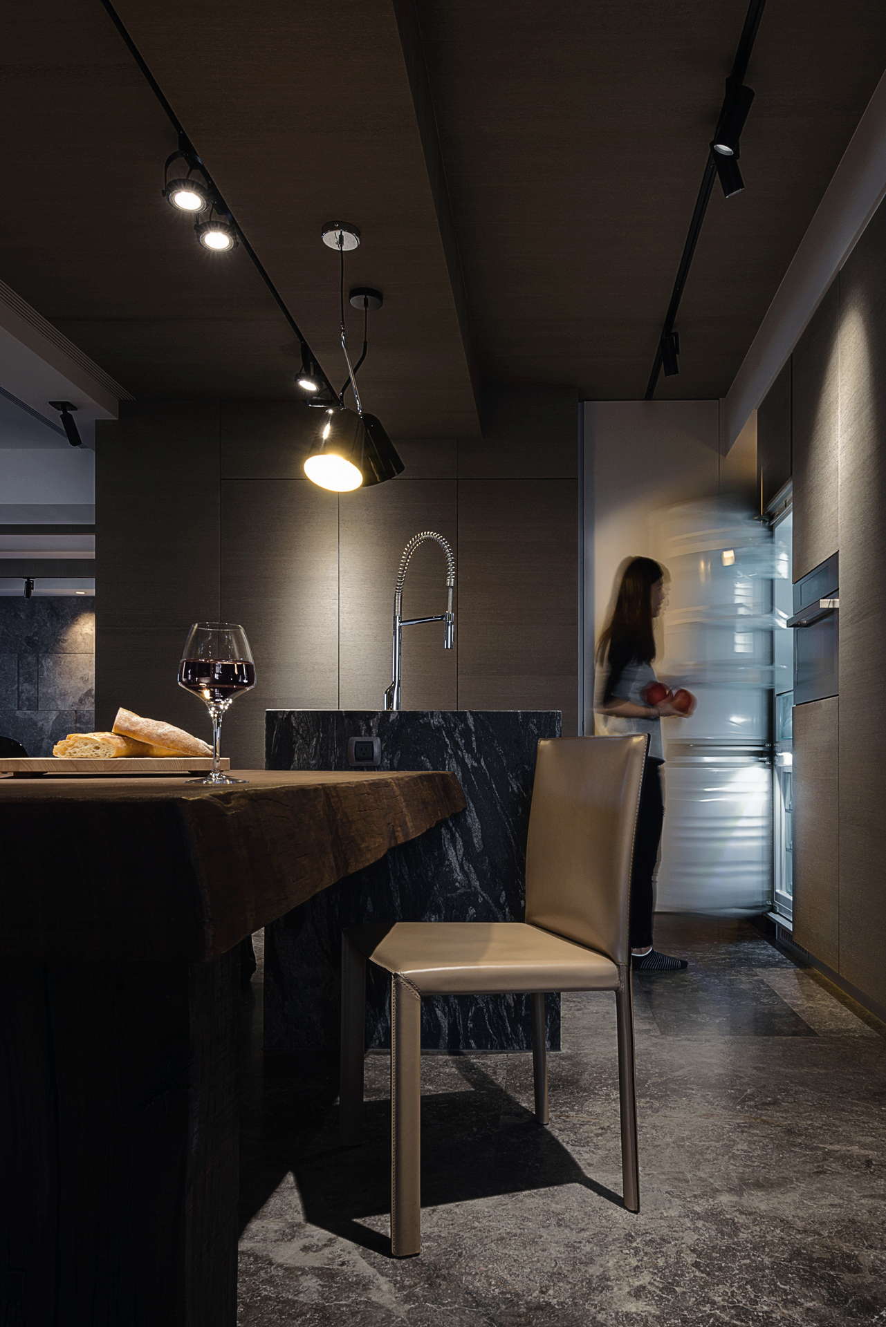 用餐廳與隱藏式冰箱情境