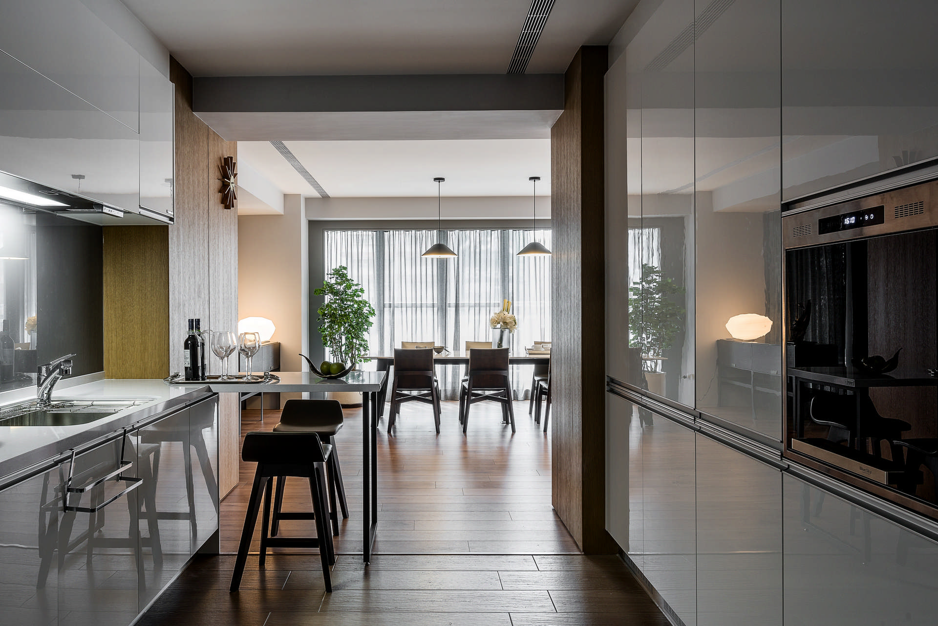 廚房往用餐聽正面角度