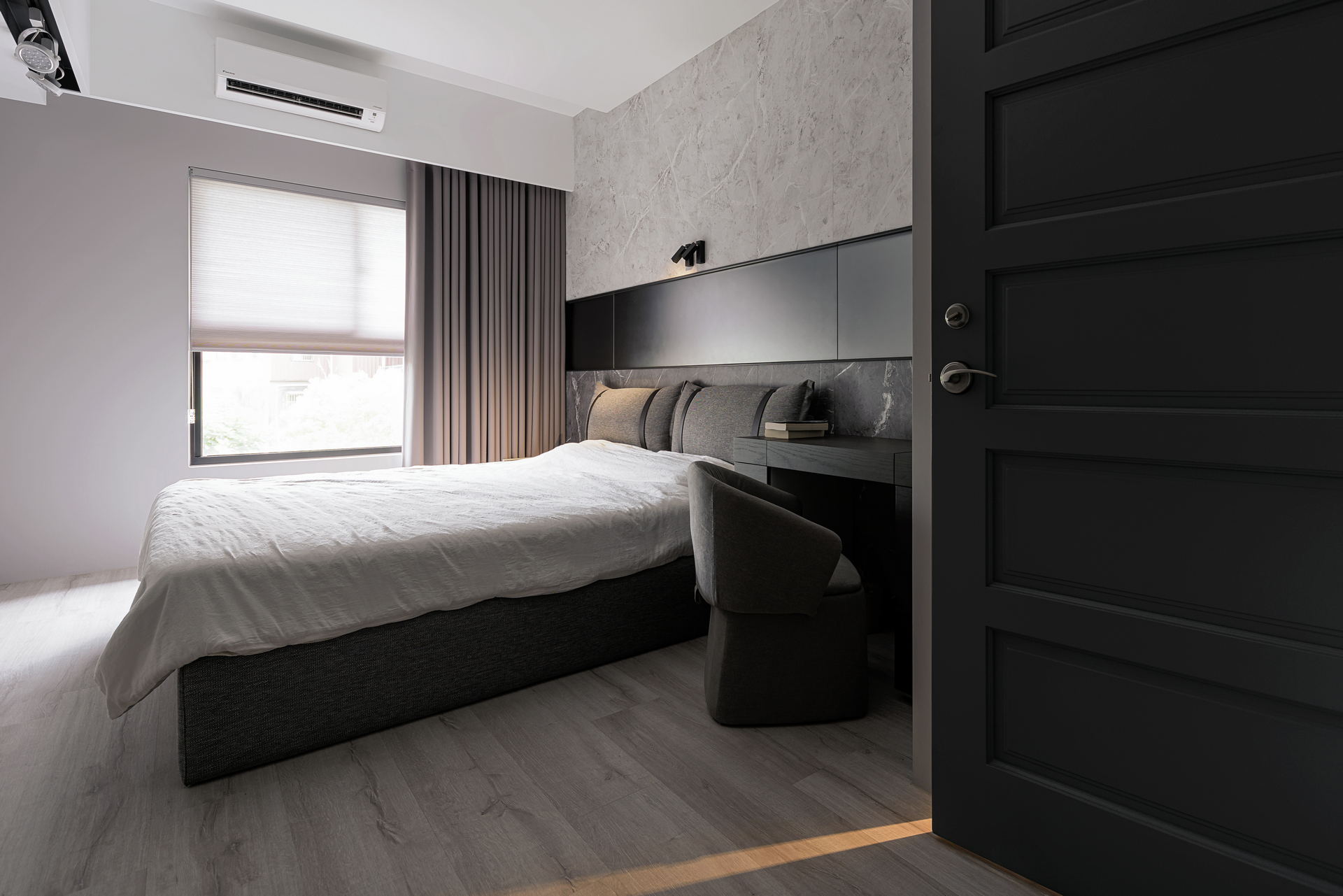 主臥床鋪與入口