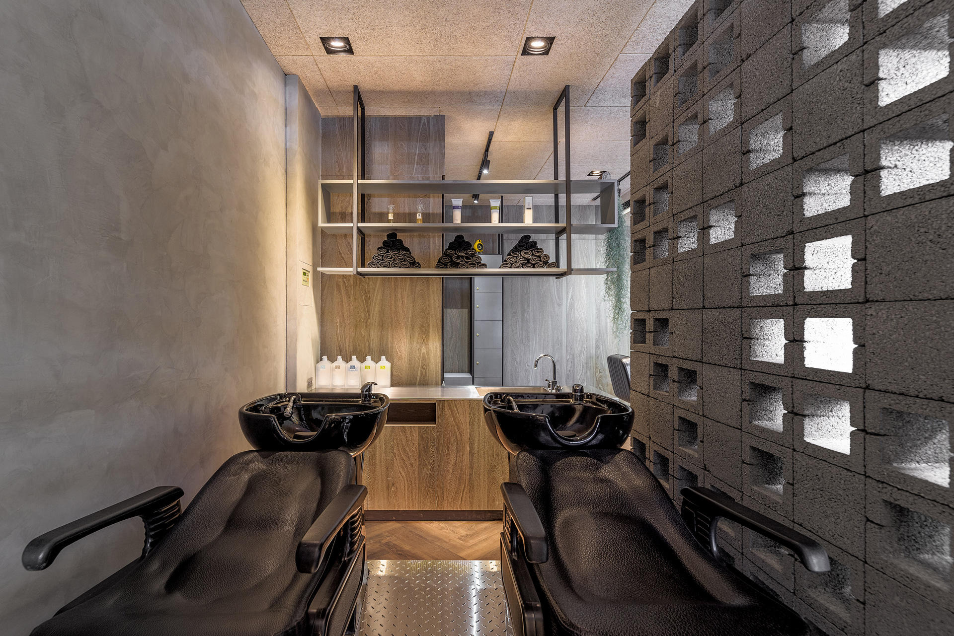 洗頭區外頭打人工光源