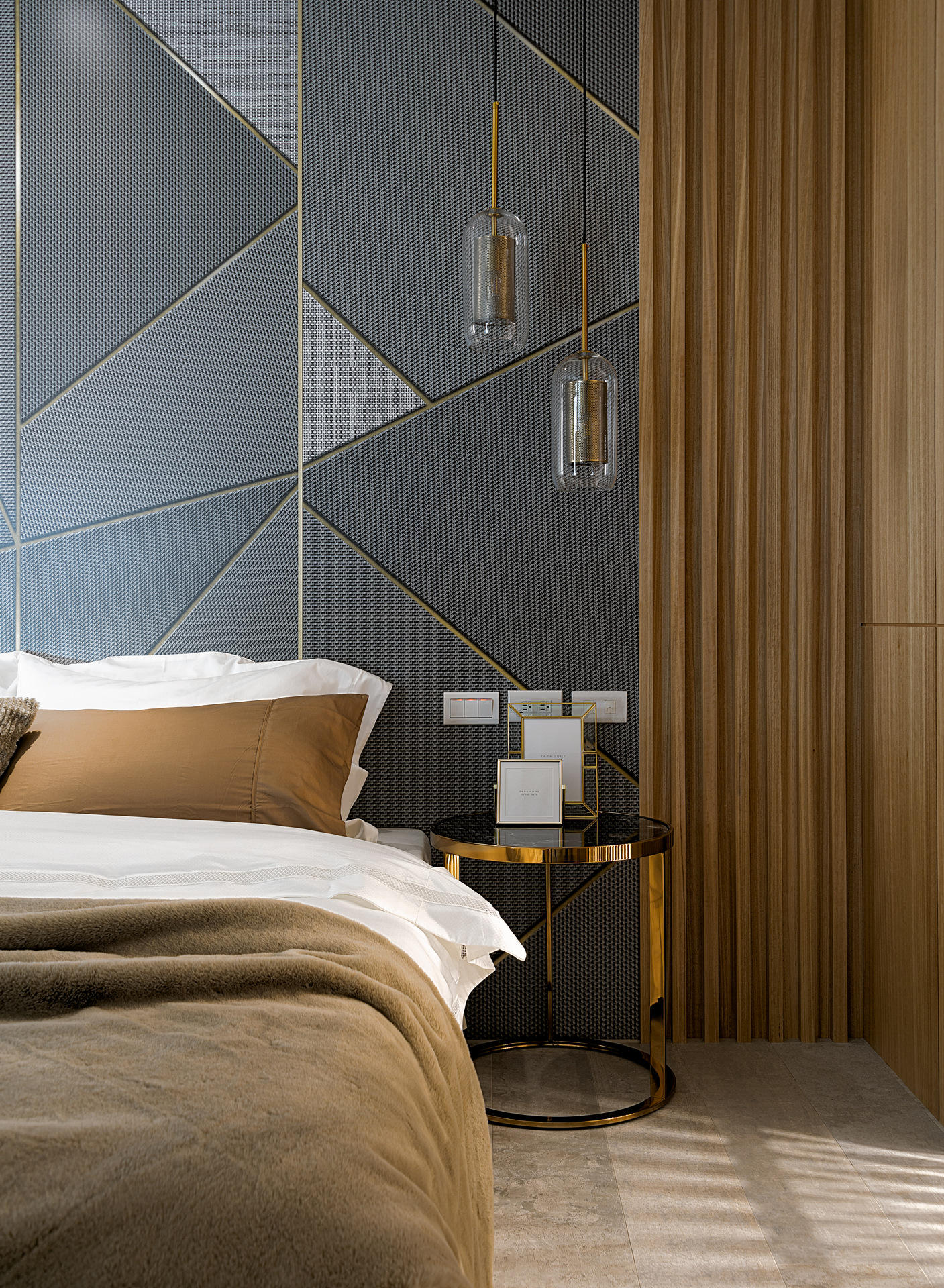 主臥床頭燈飾特寫