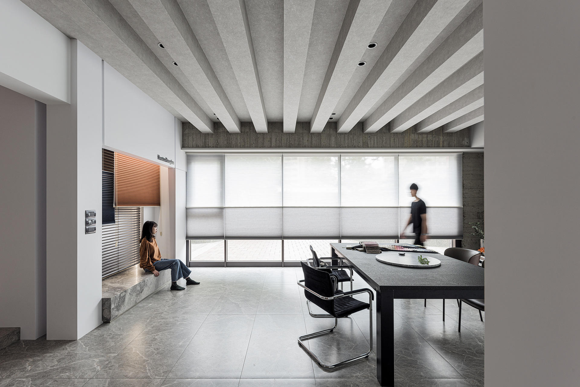 會議桌正面全景