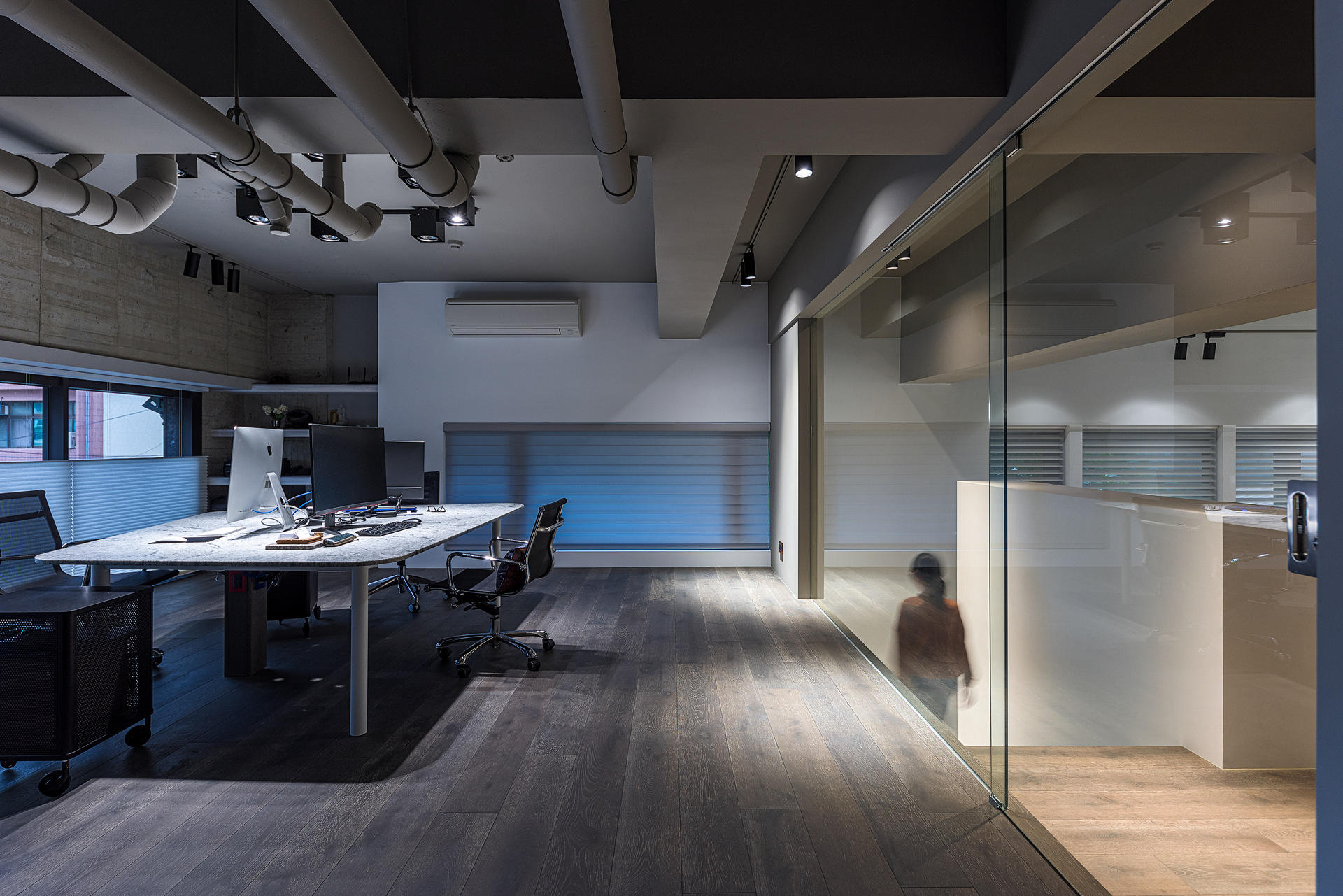 辦公區與樓梯間