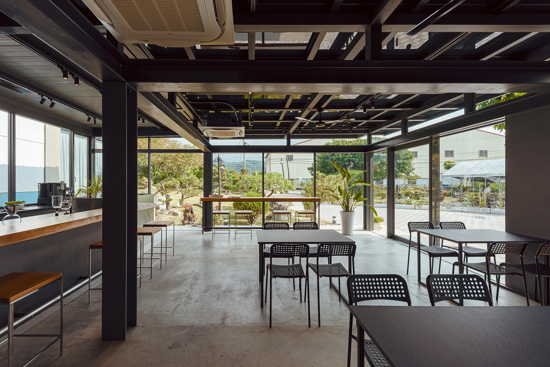 正面落地窗收納完整景致