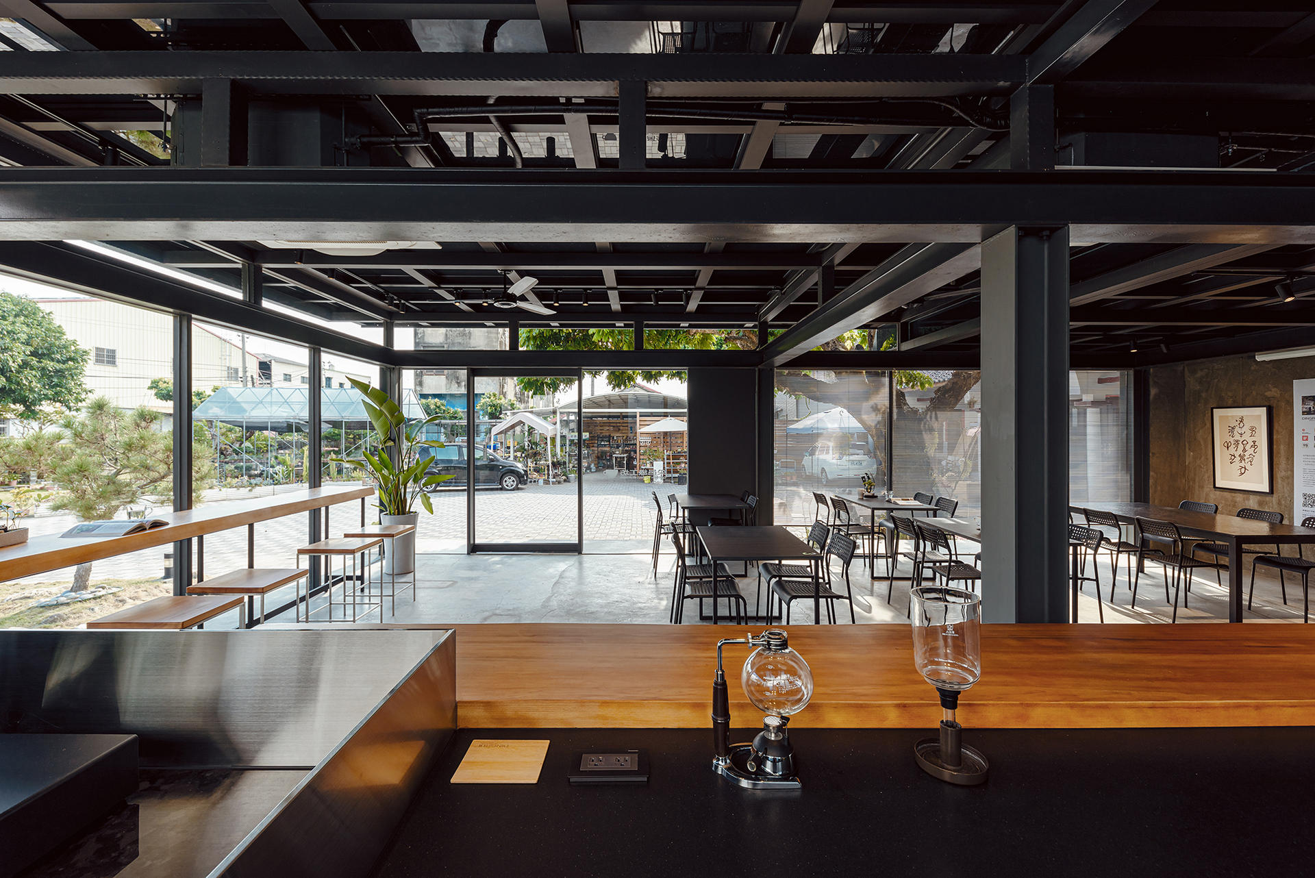 吧檯往店內角度