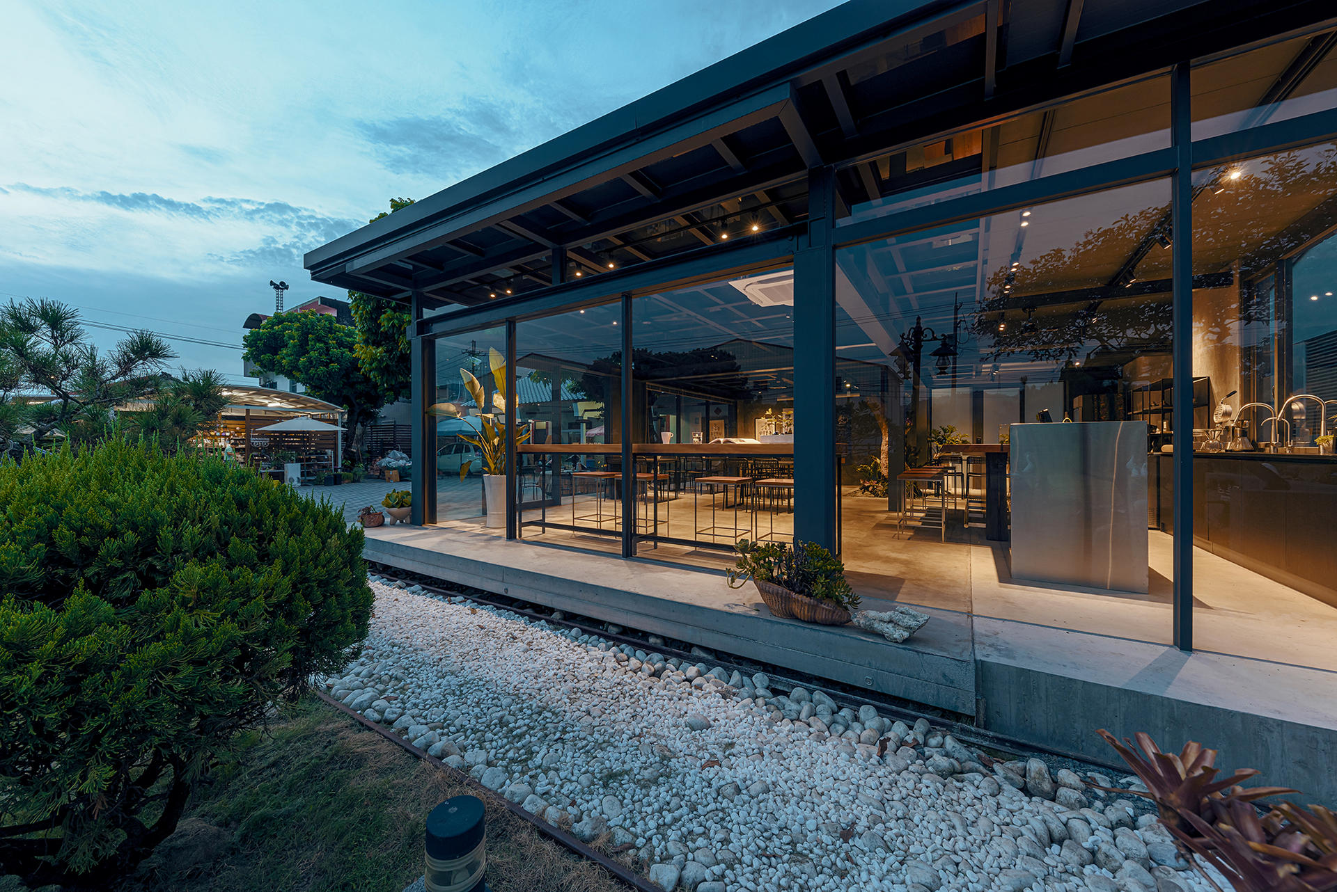 咖啡廳側面黃昏