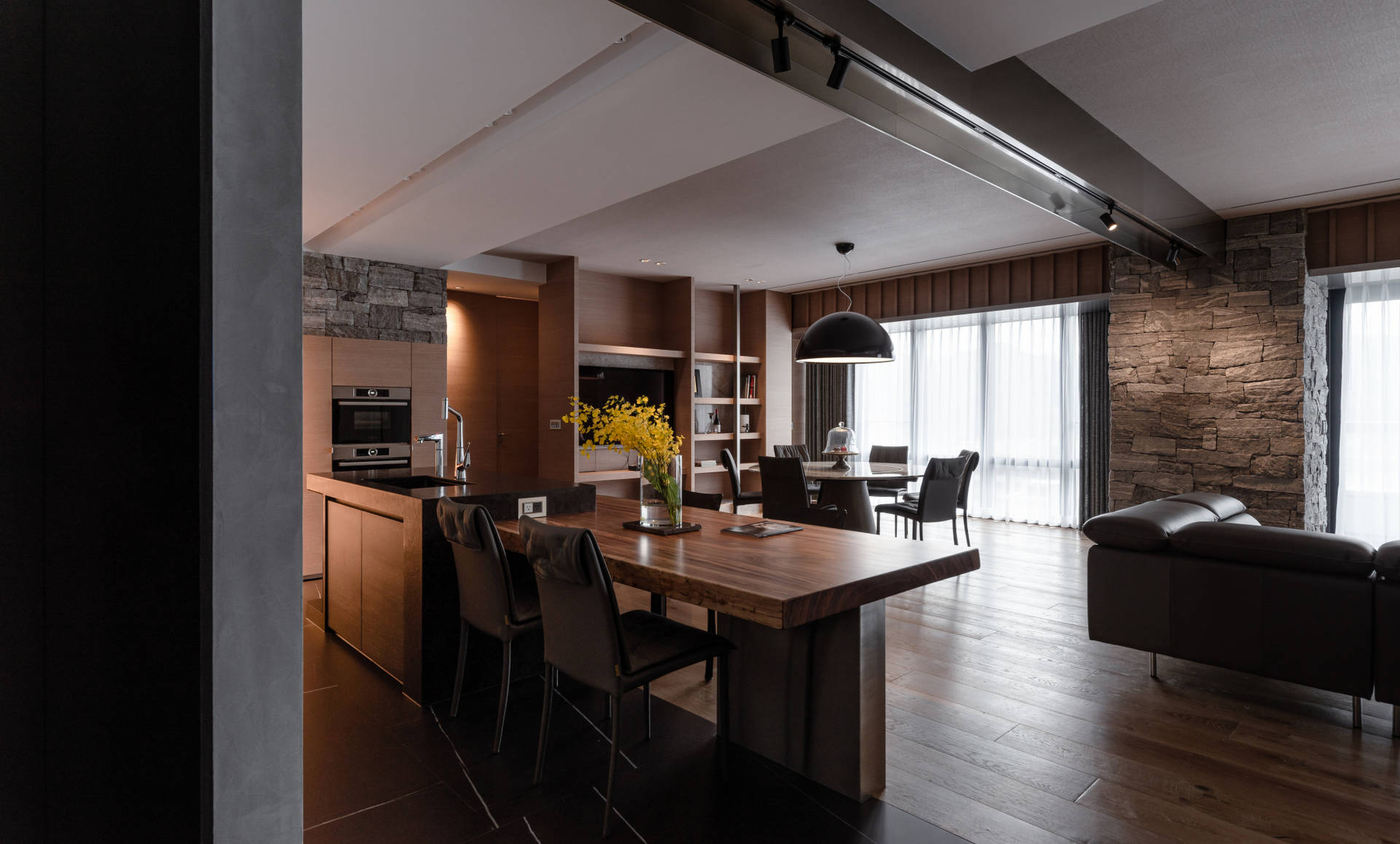 中島餐桌與落地窗