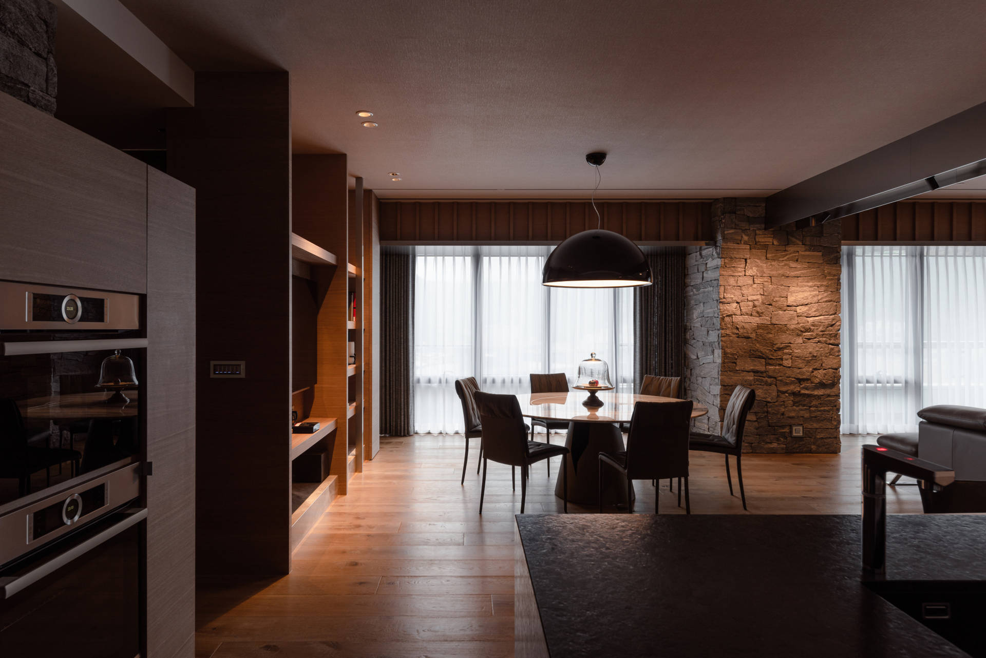 圓形餐桌正面角度