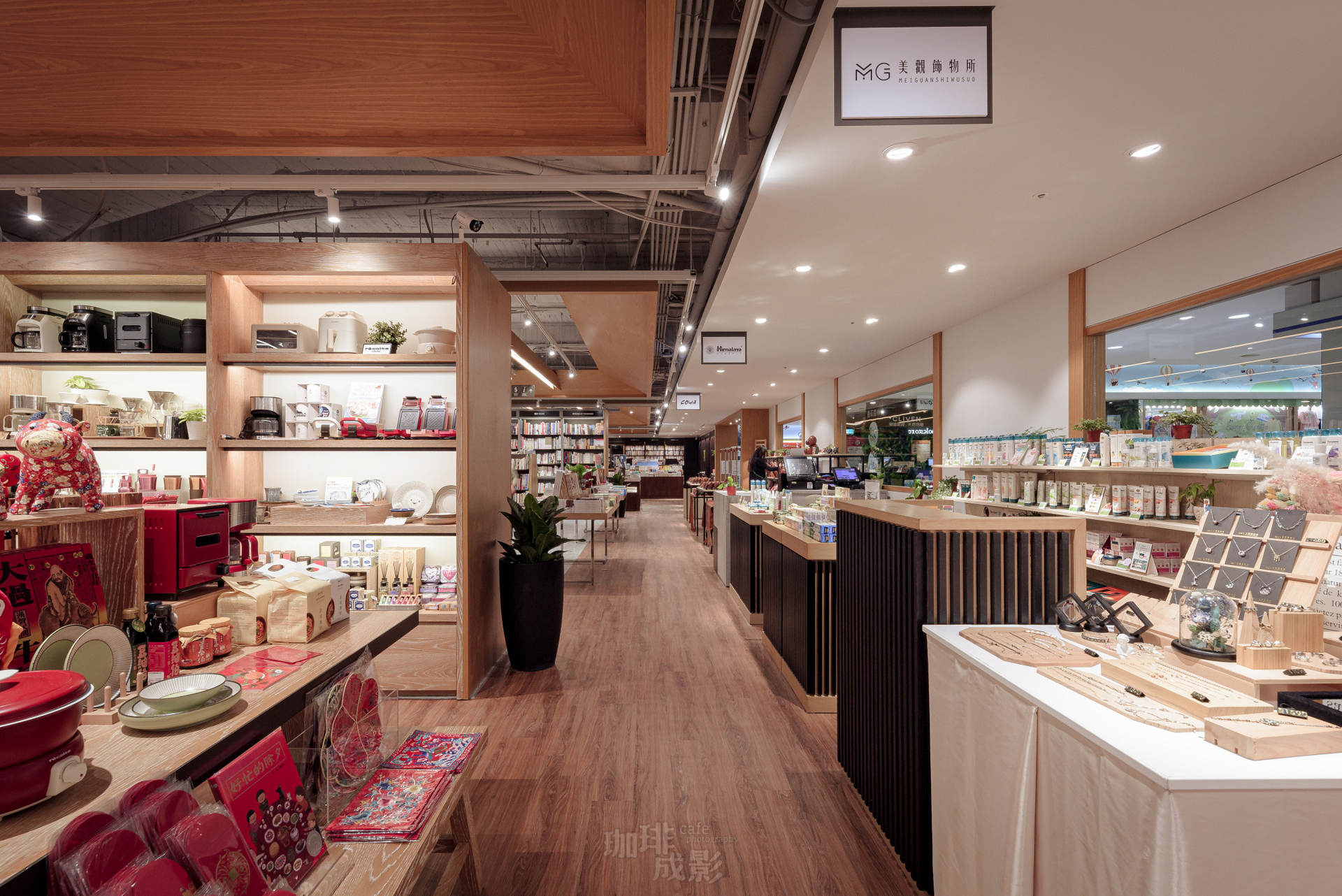 商品區正面全景