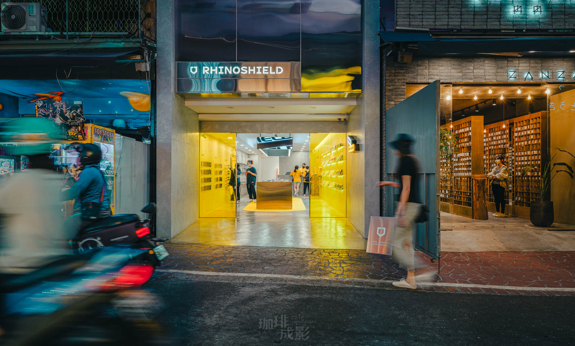 門市入口處夜景