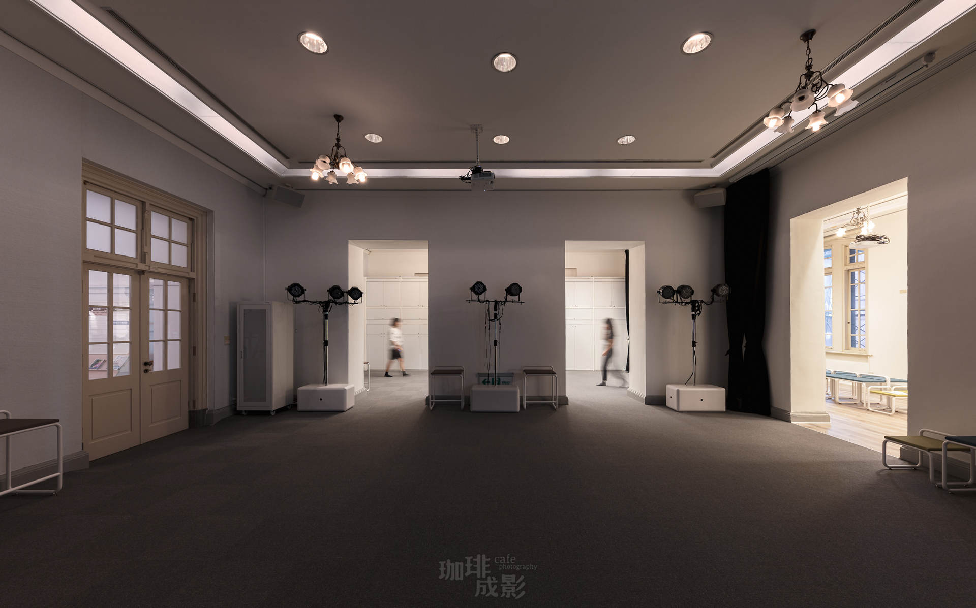 文學沙龍正面人影情境