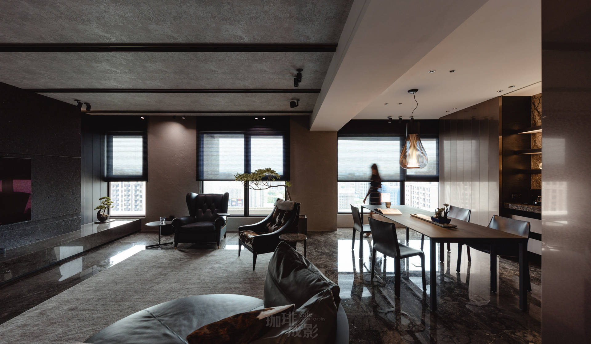 落地窗正面人影全景