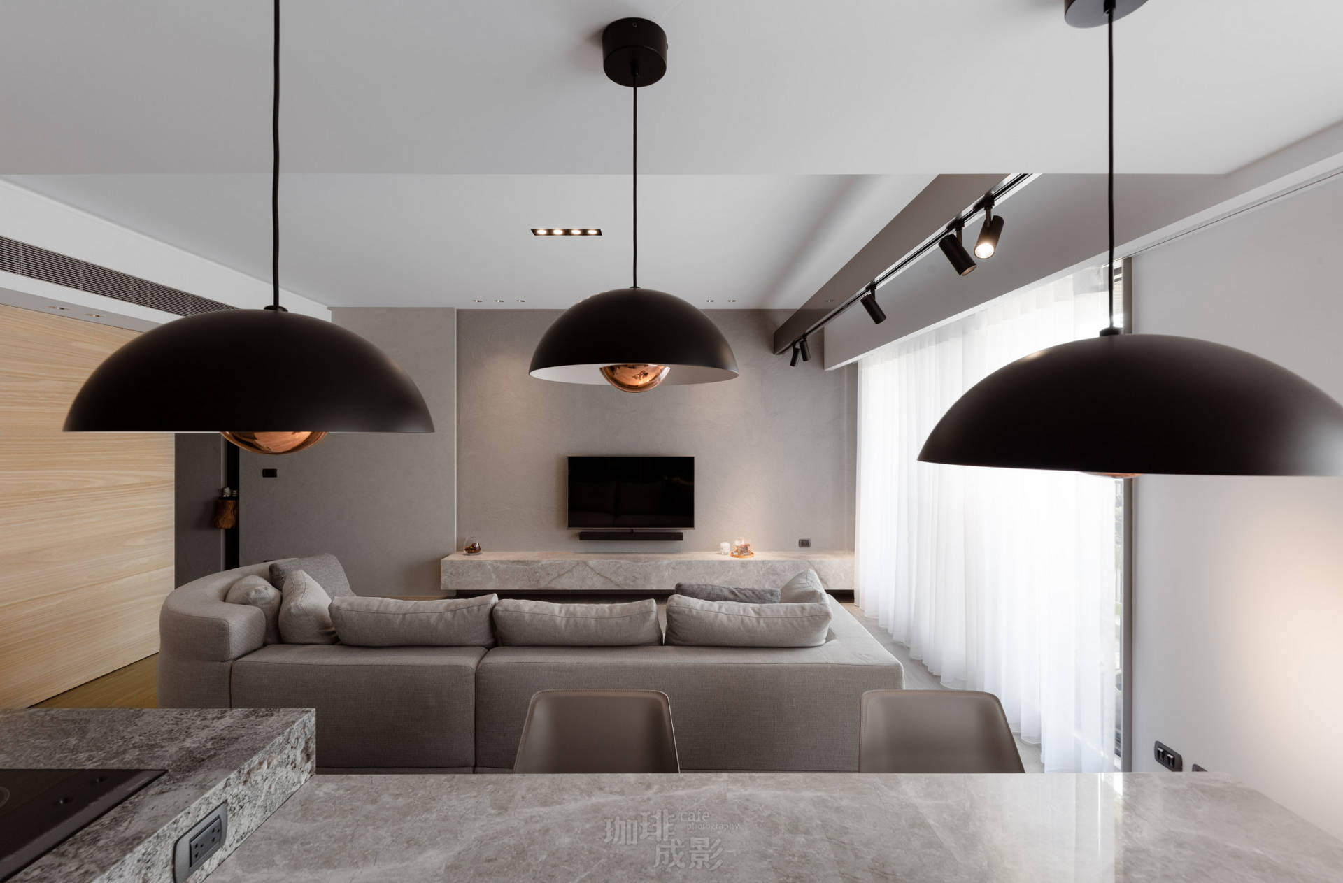 餐桌吊燈與電視主牆前後景效果