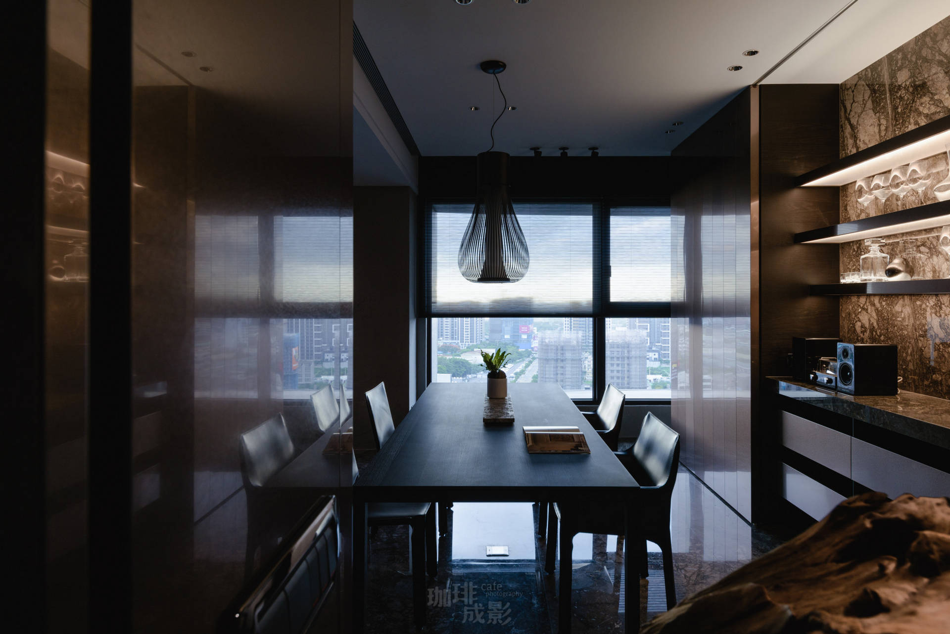 餐桌往窗外藍色時刻