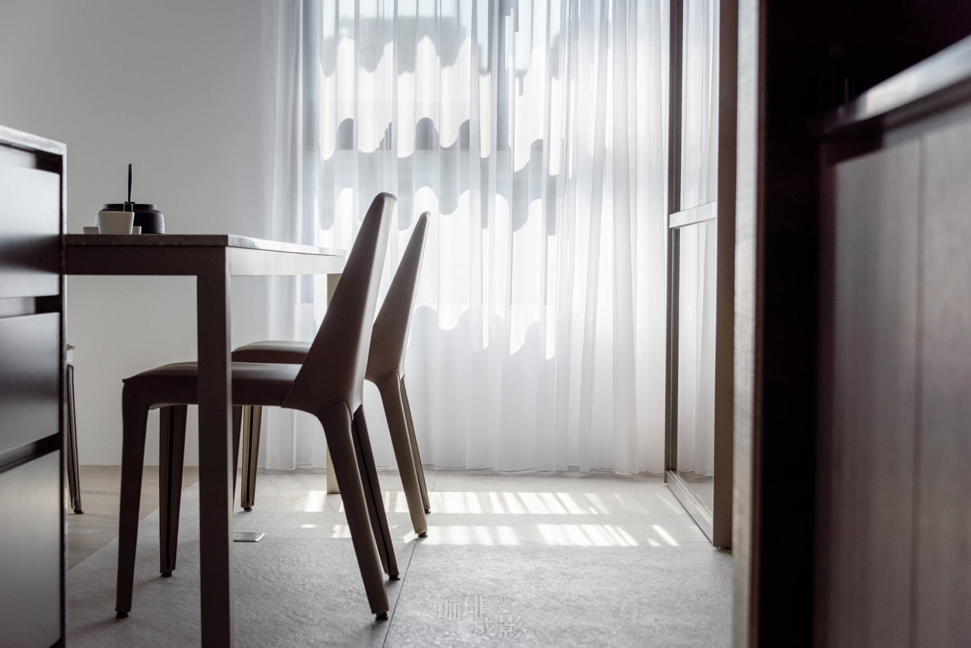 餐椅陽光斜射光影特寫