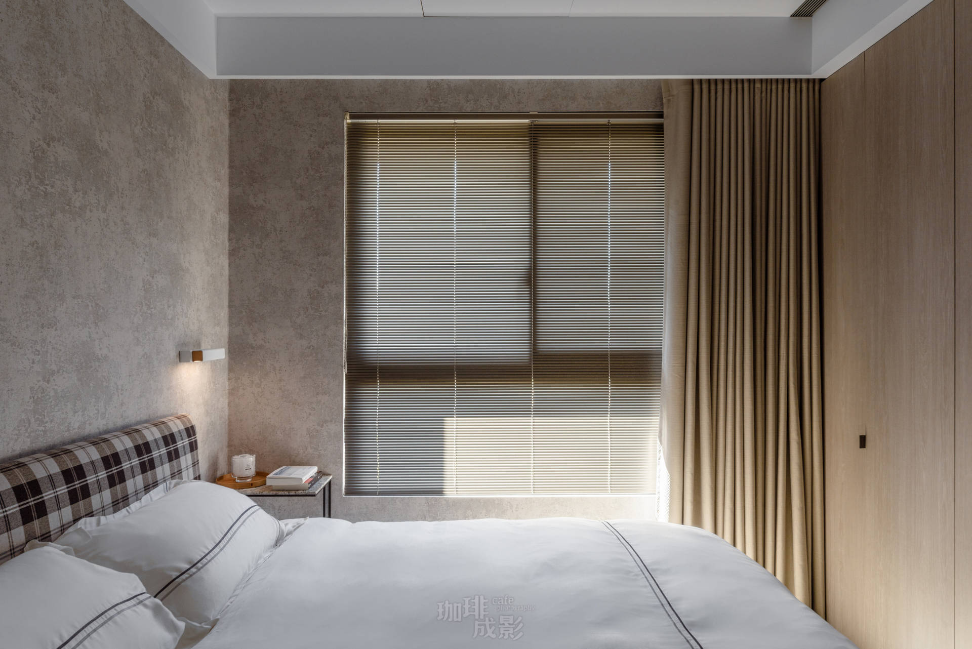 主臥正面窗簾光影效果