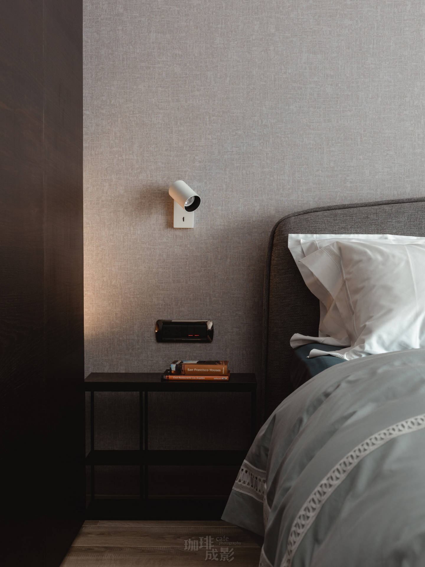 床邊櫃讀書燈特寫