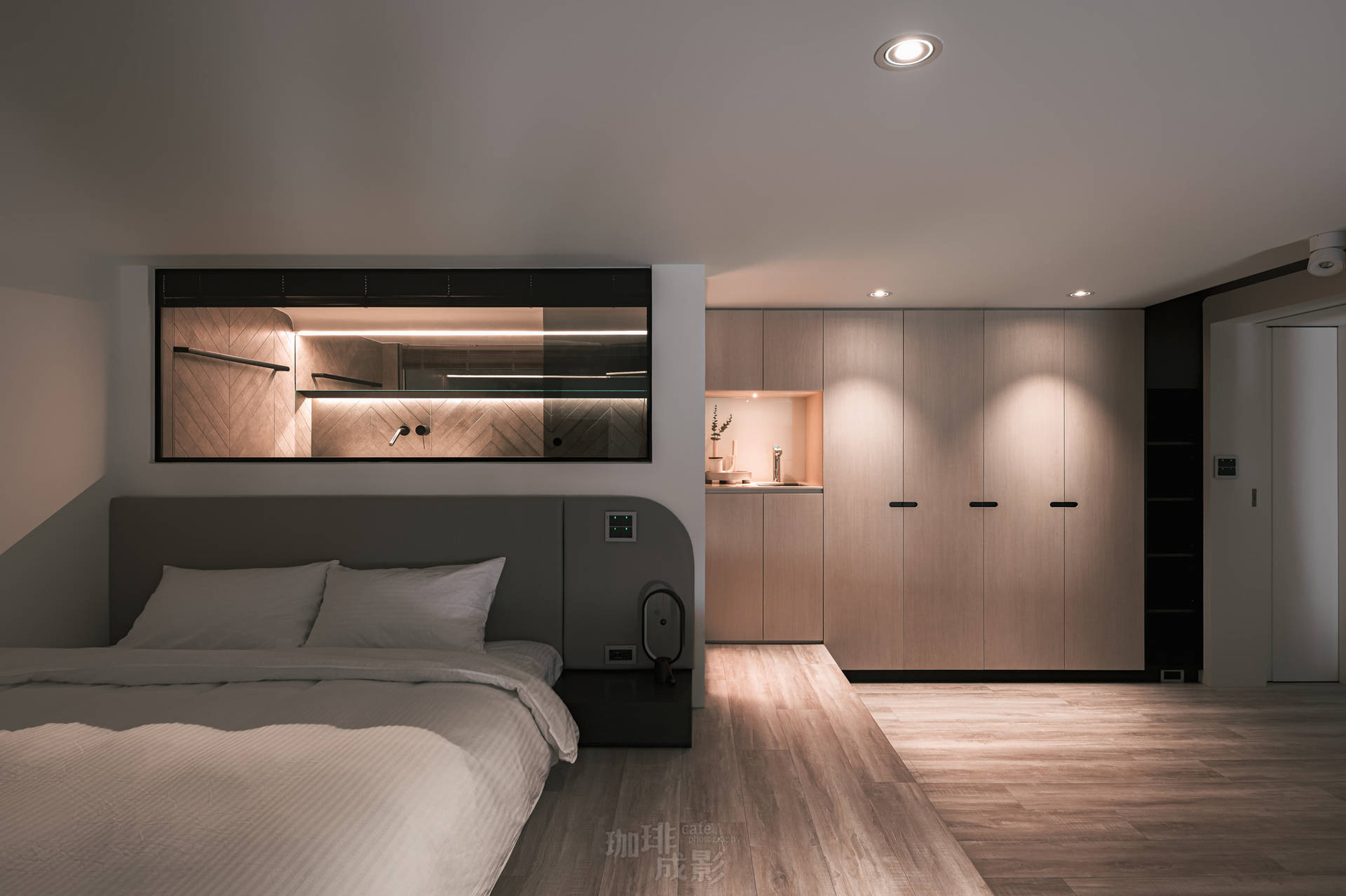 臥室床舖與衣櫃全景