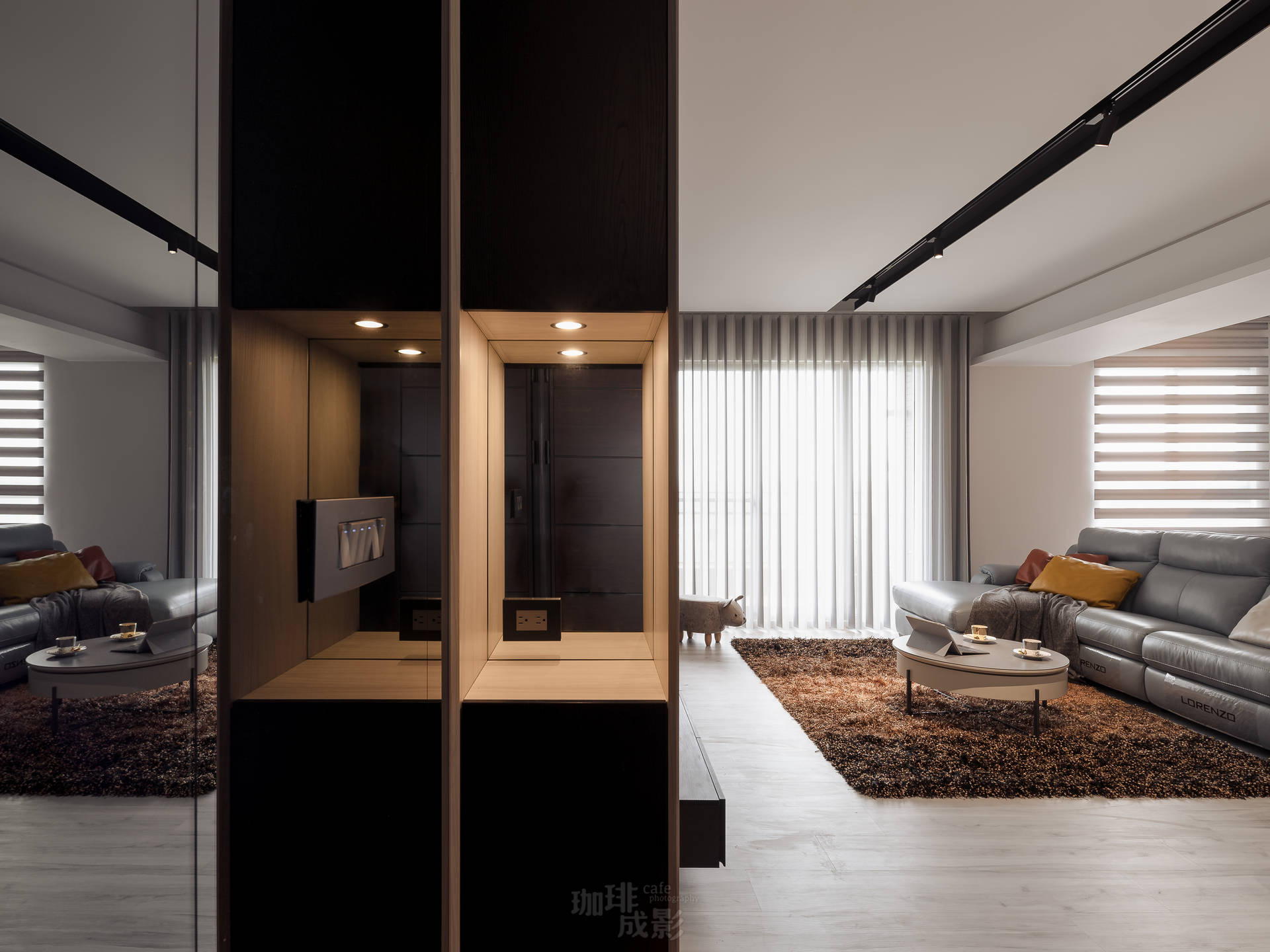 入口玄關處與鏡面反射