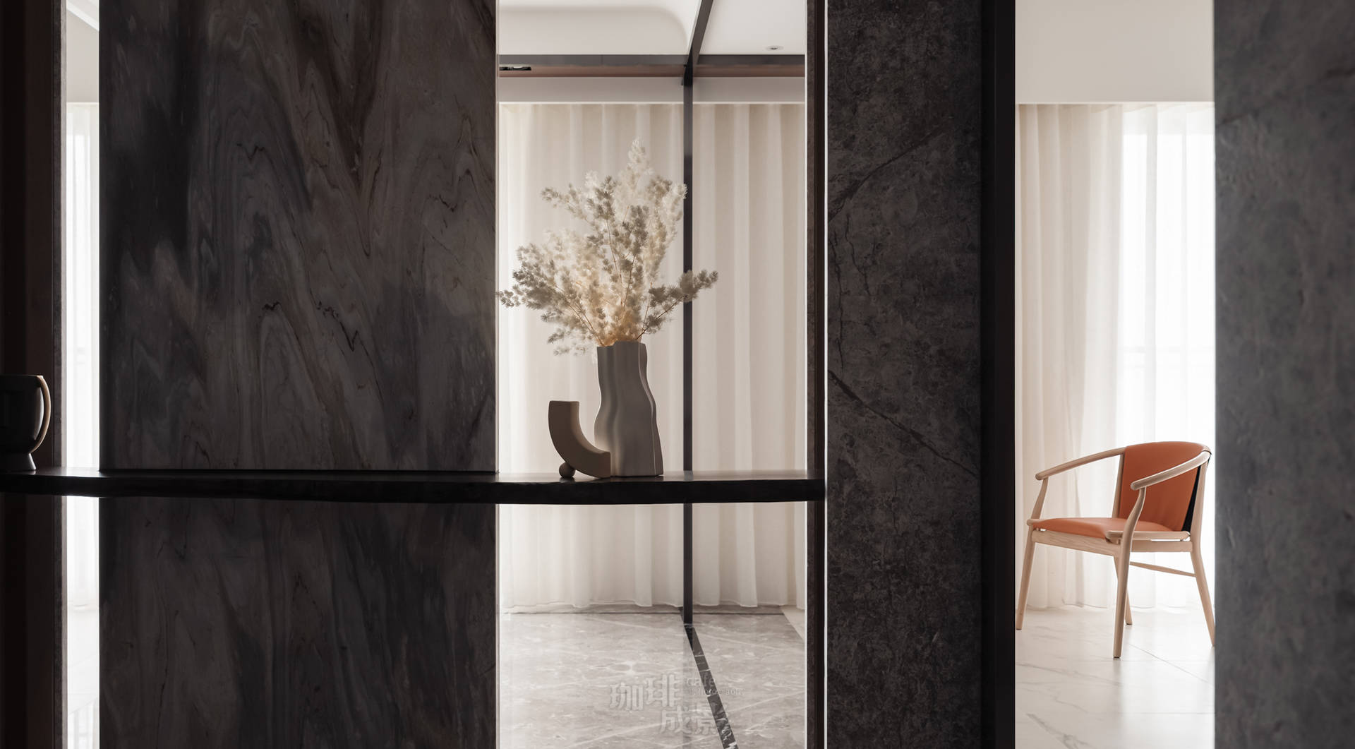 玄關擺飾與椅子端景