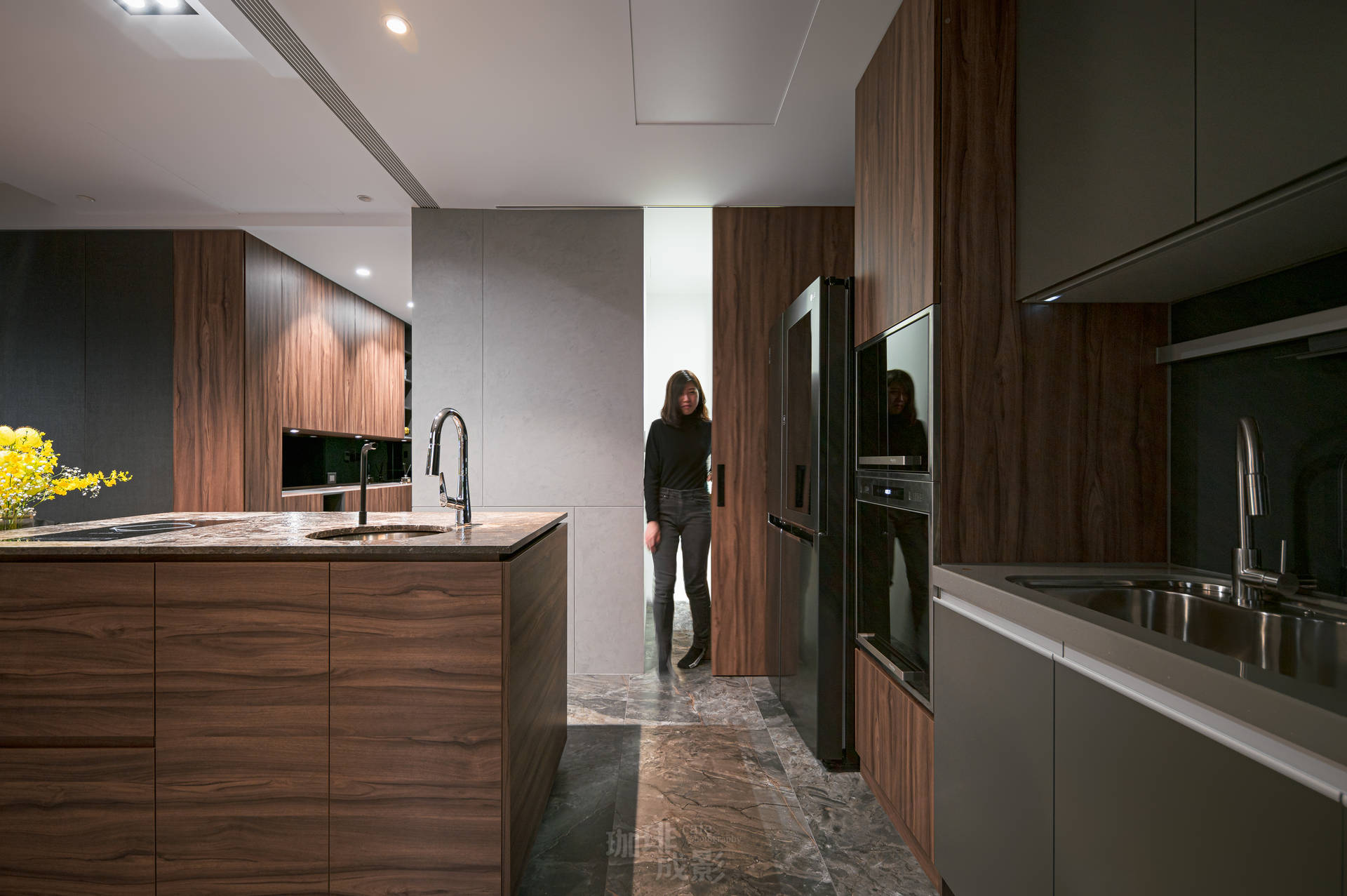 儲藏室拉門打開人影