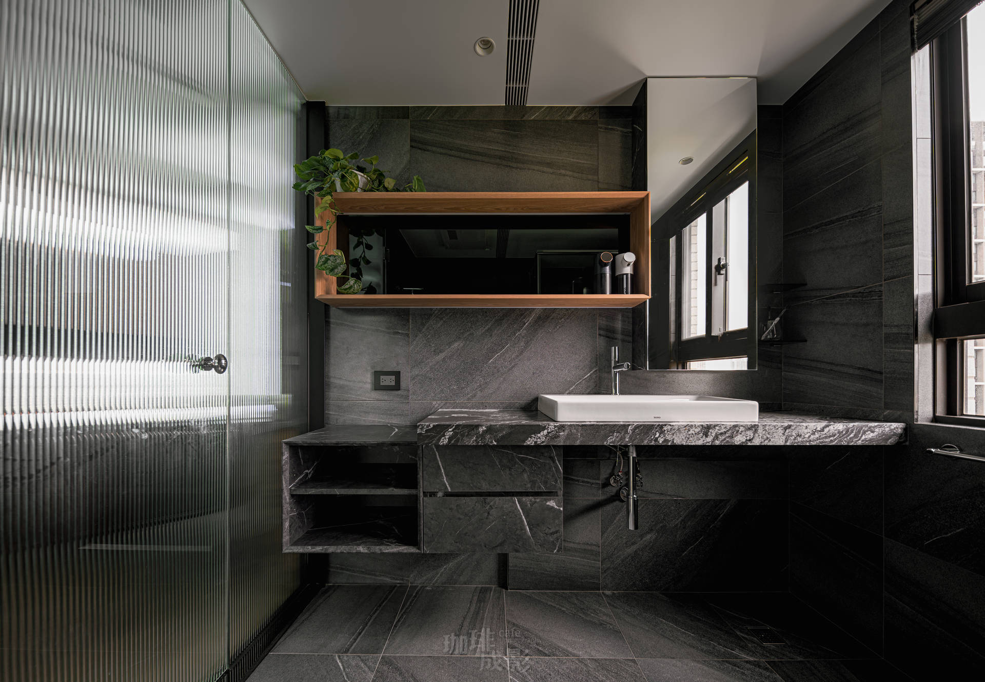 主臥衛浴正面全景