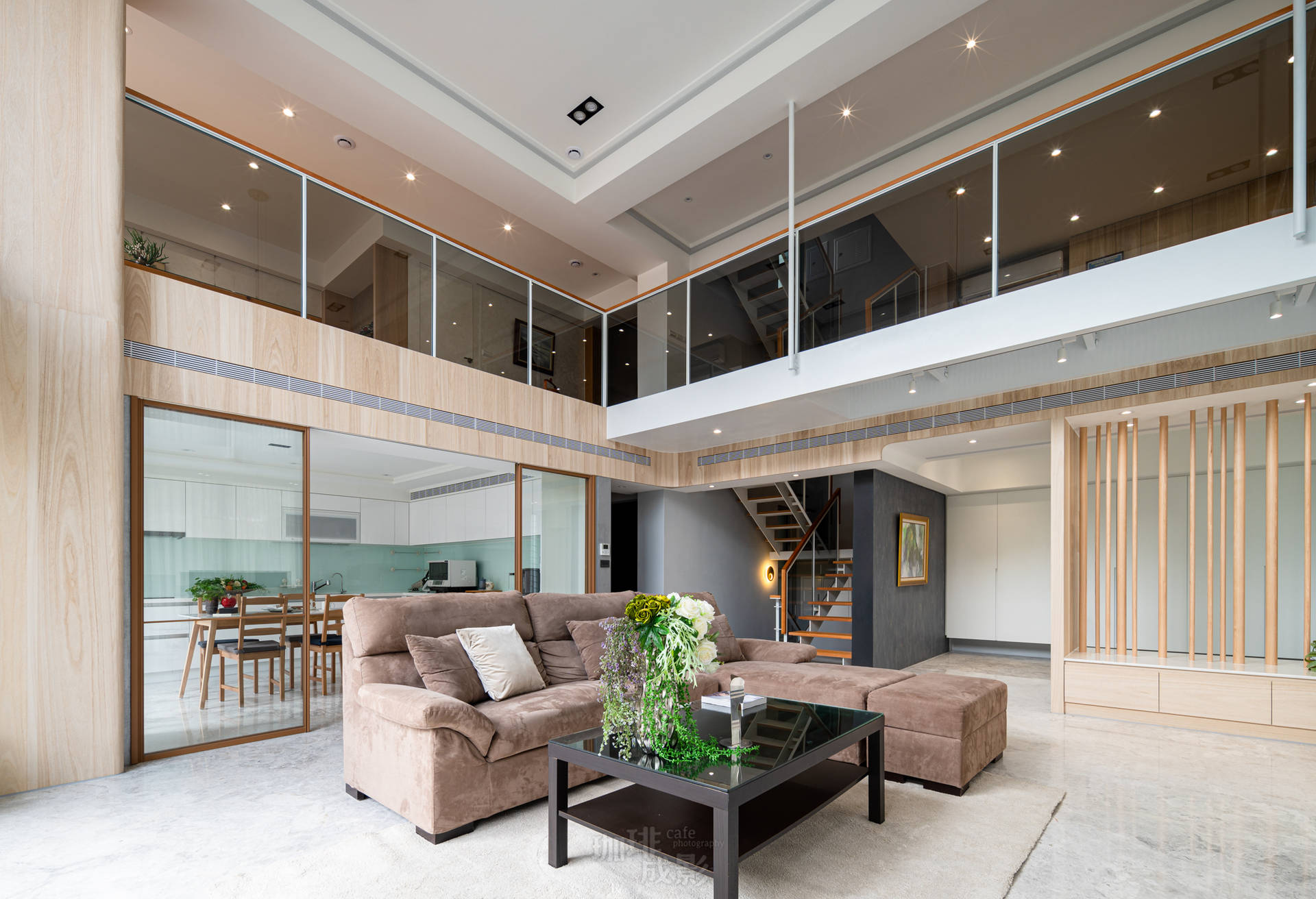 挑高樓中樓客廳全景
