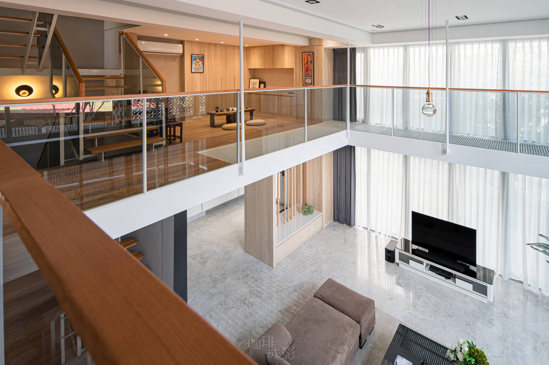 二樓中庭與客廳角度