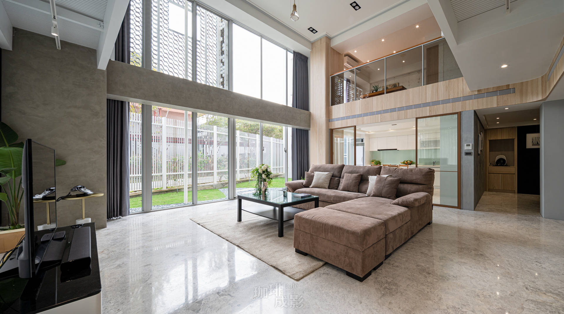 挑高樓中樓客廳全景
