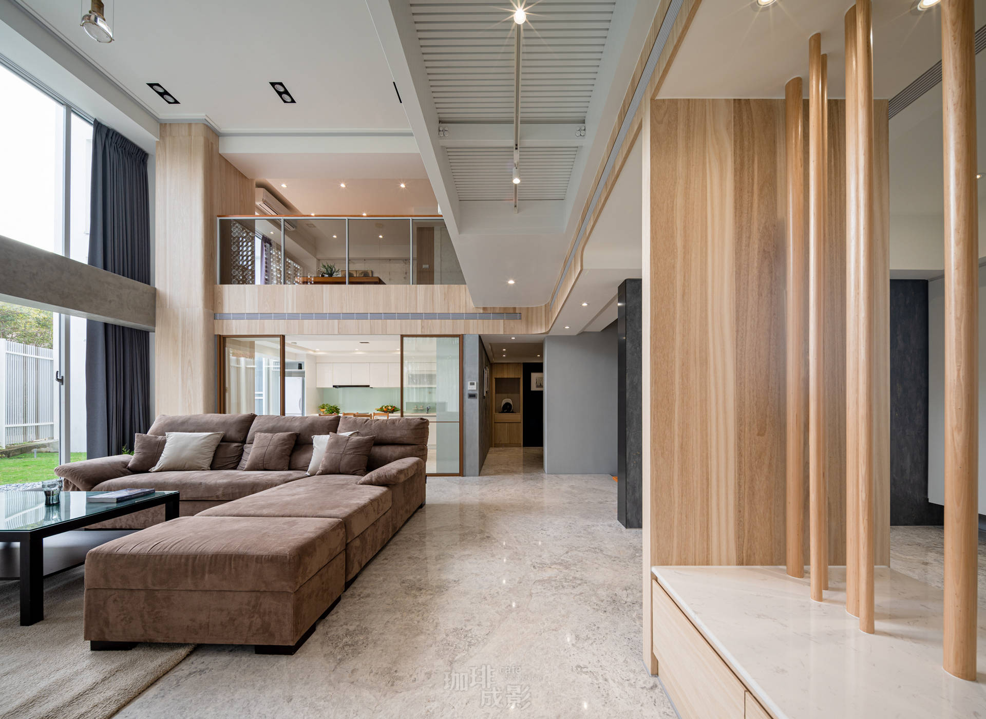 挑高樓中樓客廳全景