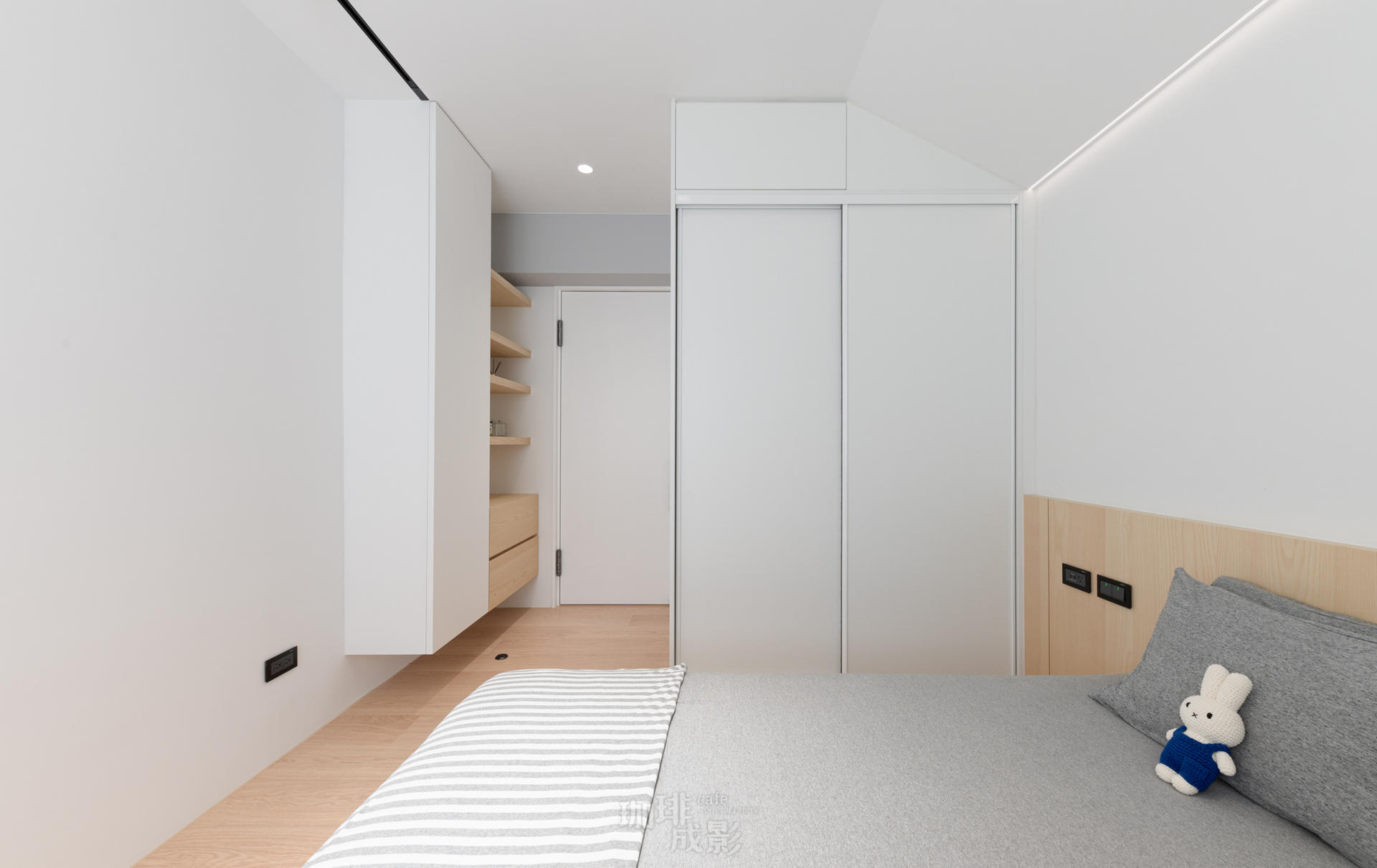 純白次臥正面全景