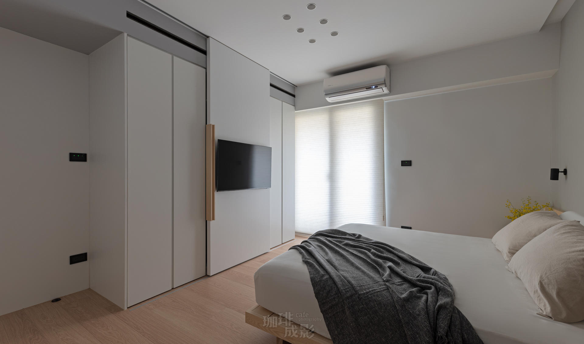 主臥衣櫃與電視