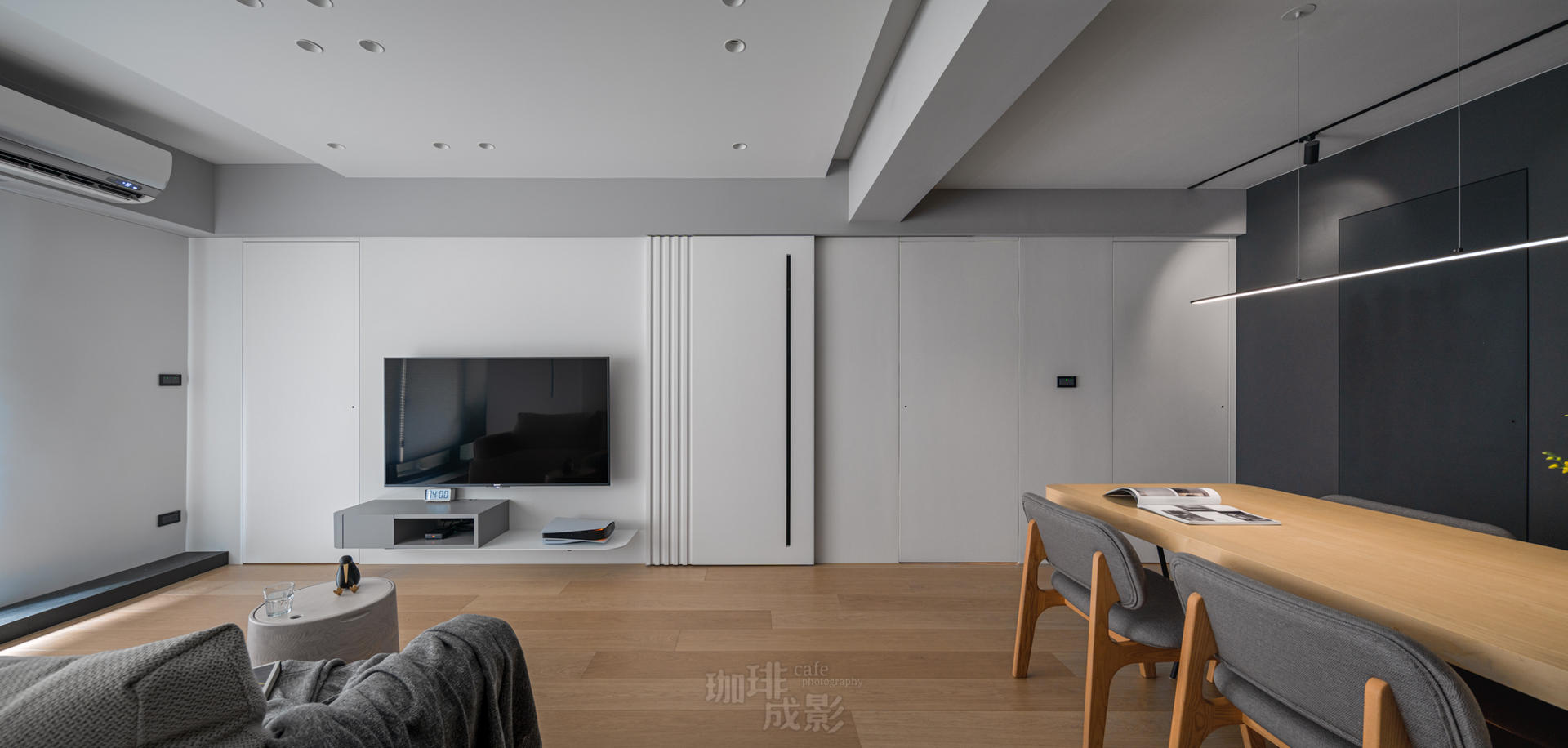 客廳電視牆正面全景