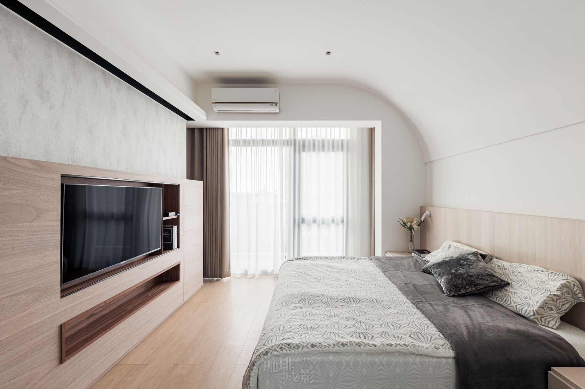 次臥正面落地窗