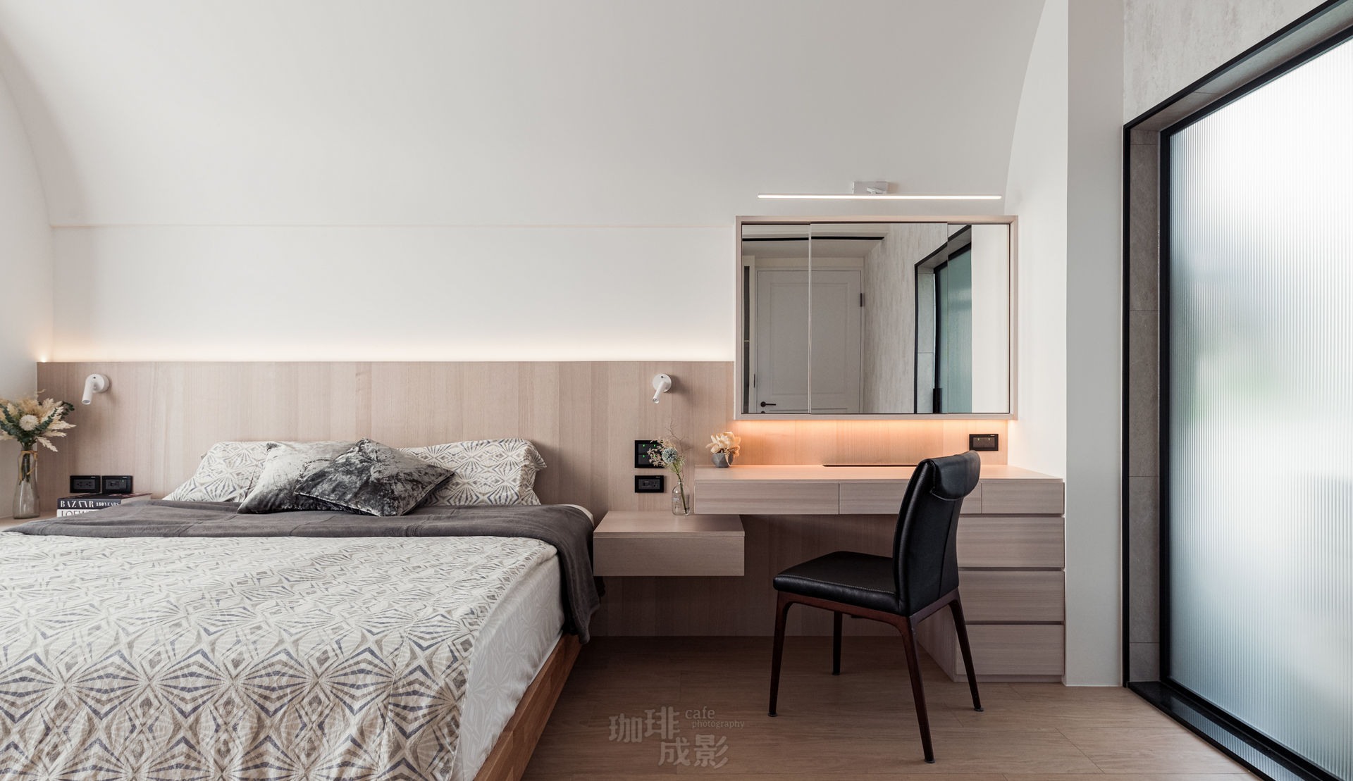 次臥正面書桌全景