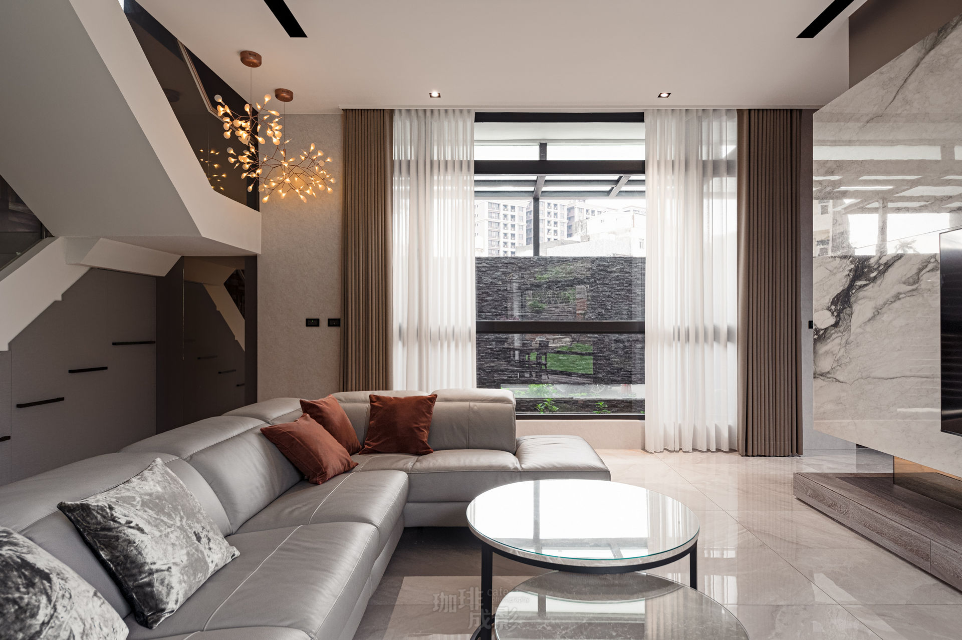 客廳正面落地窗