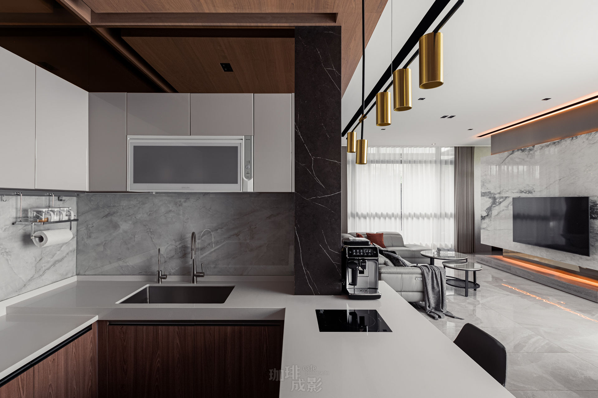 廚房廚櫃與客廳視角