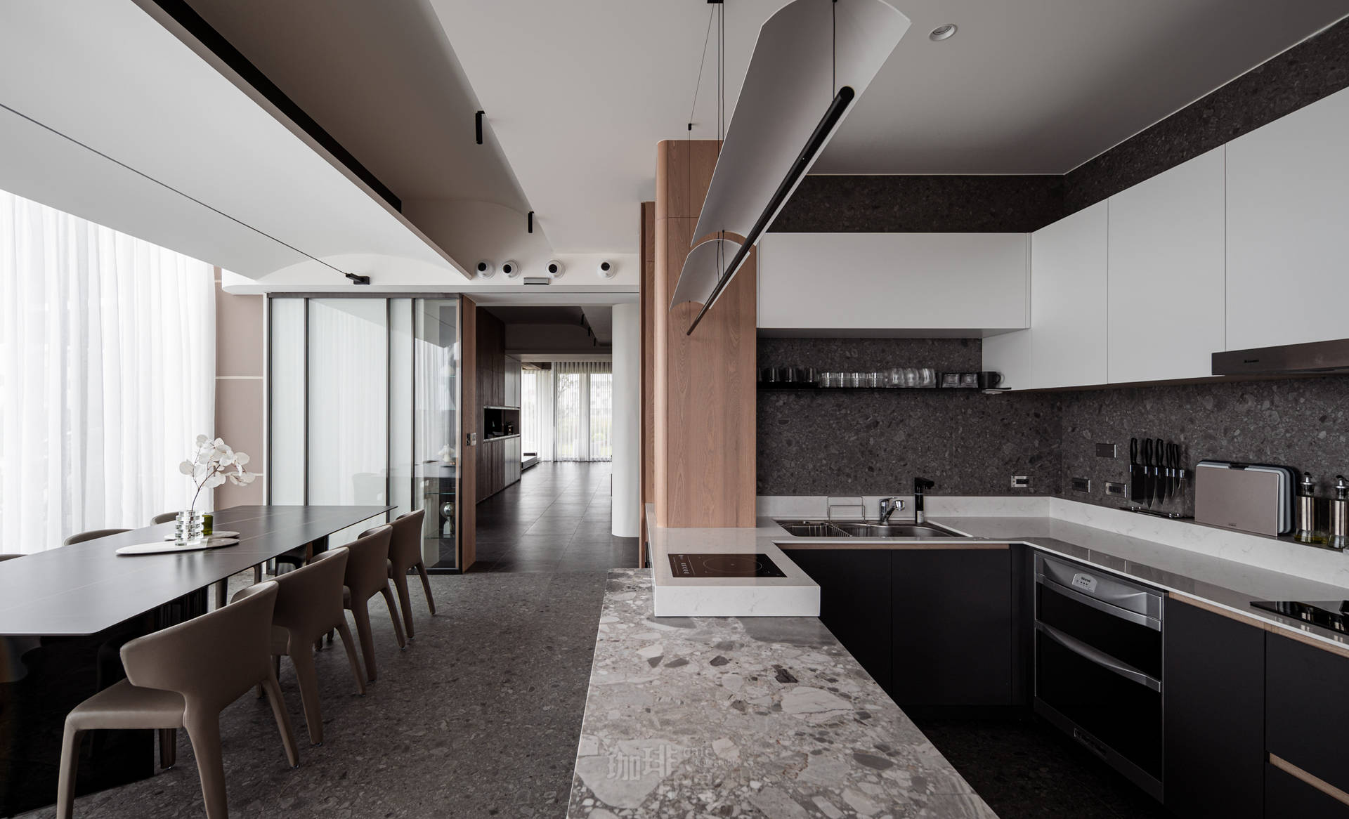 餐桌區與廚房空間