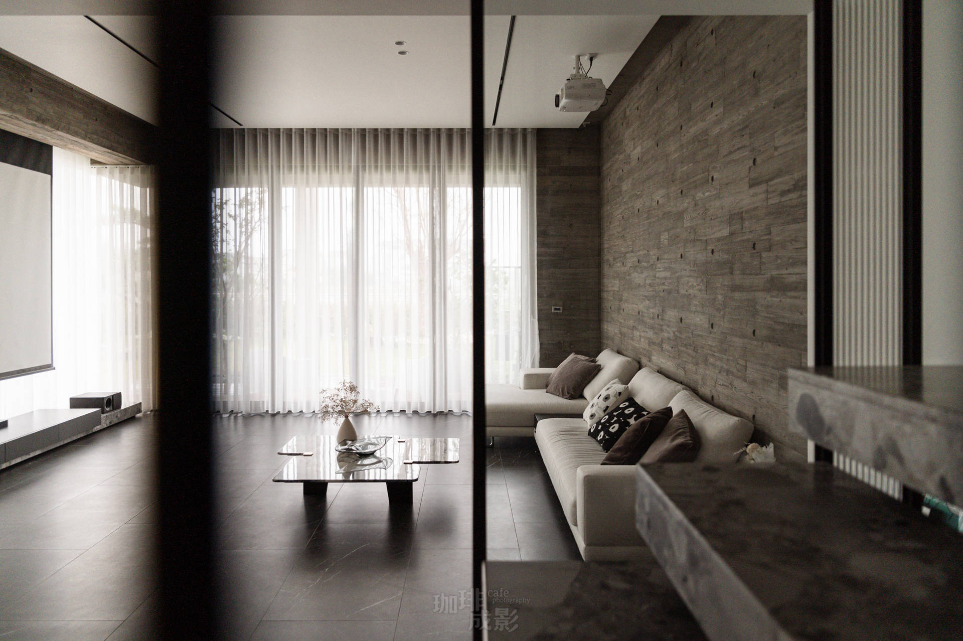 樓梯間往客廳拍攝