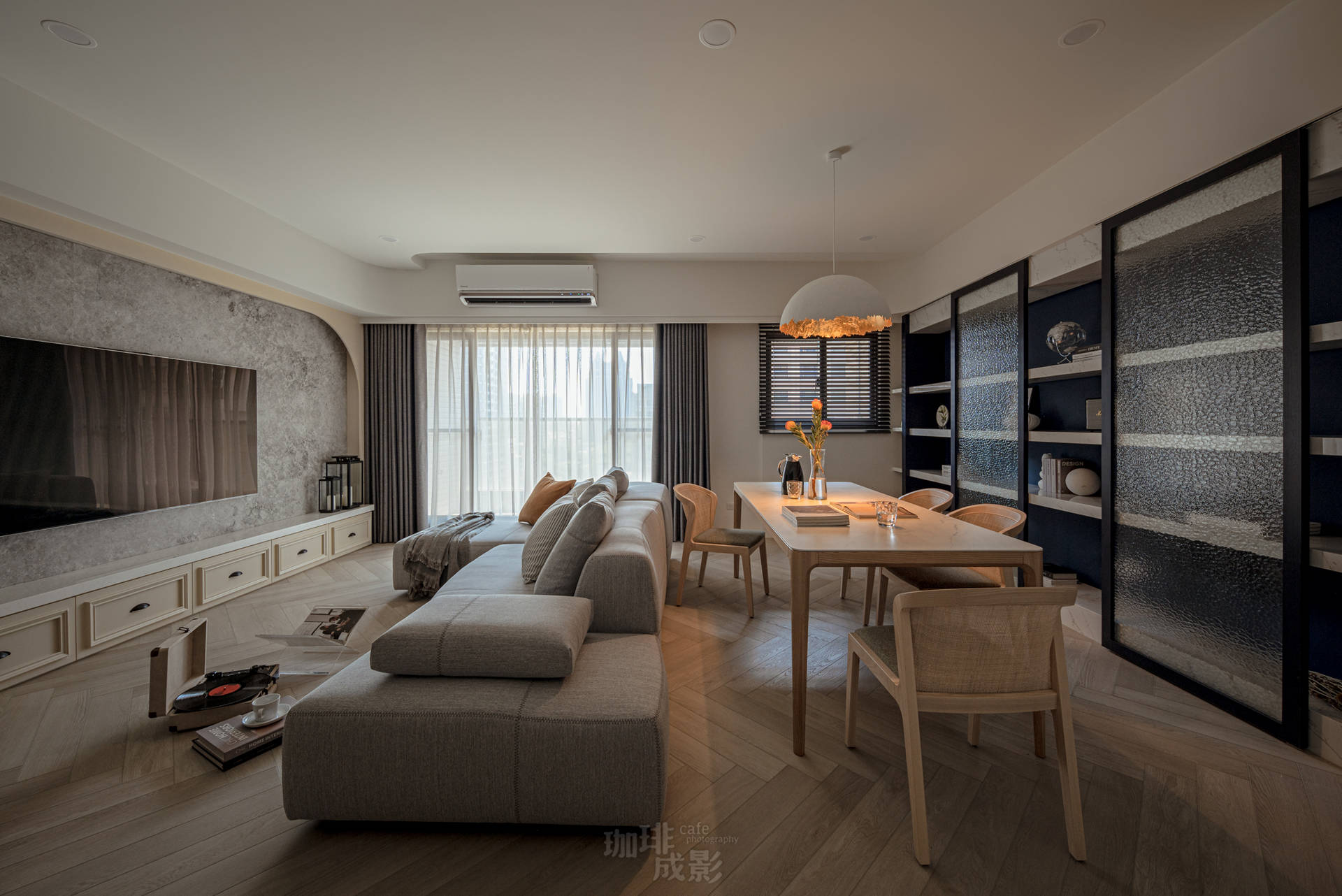 沙發與餐桌正面燈光效果