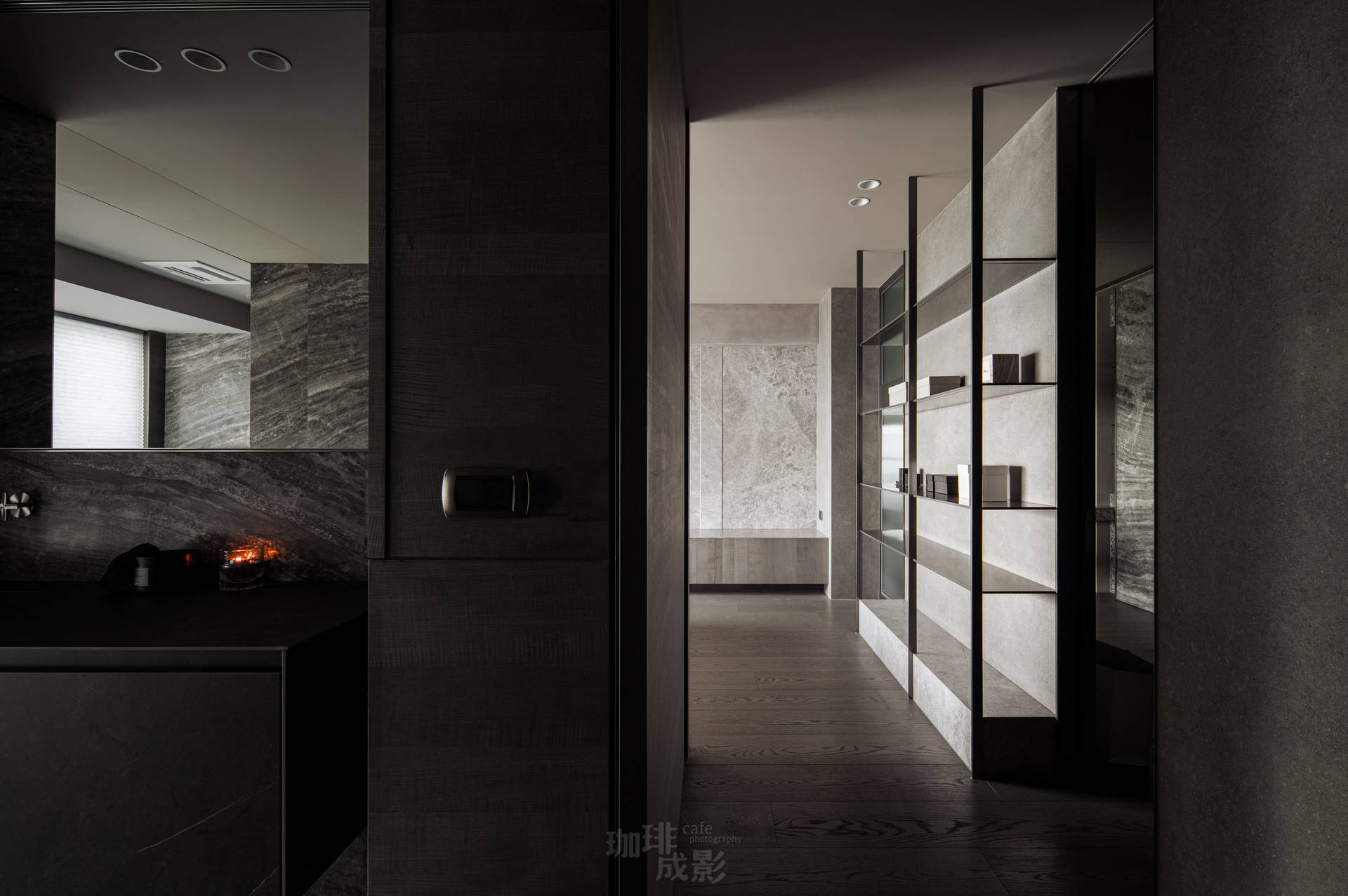 主臥衛浴入口處