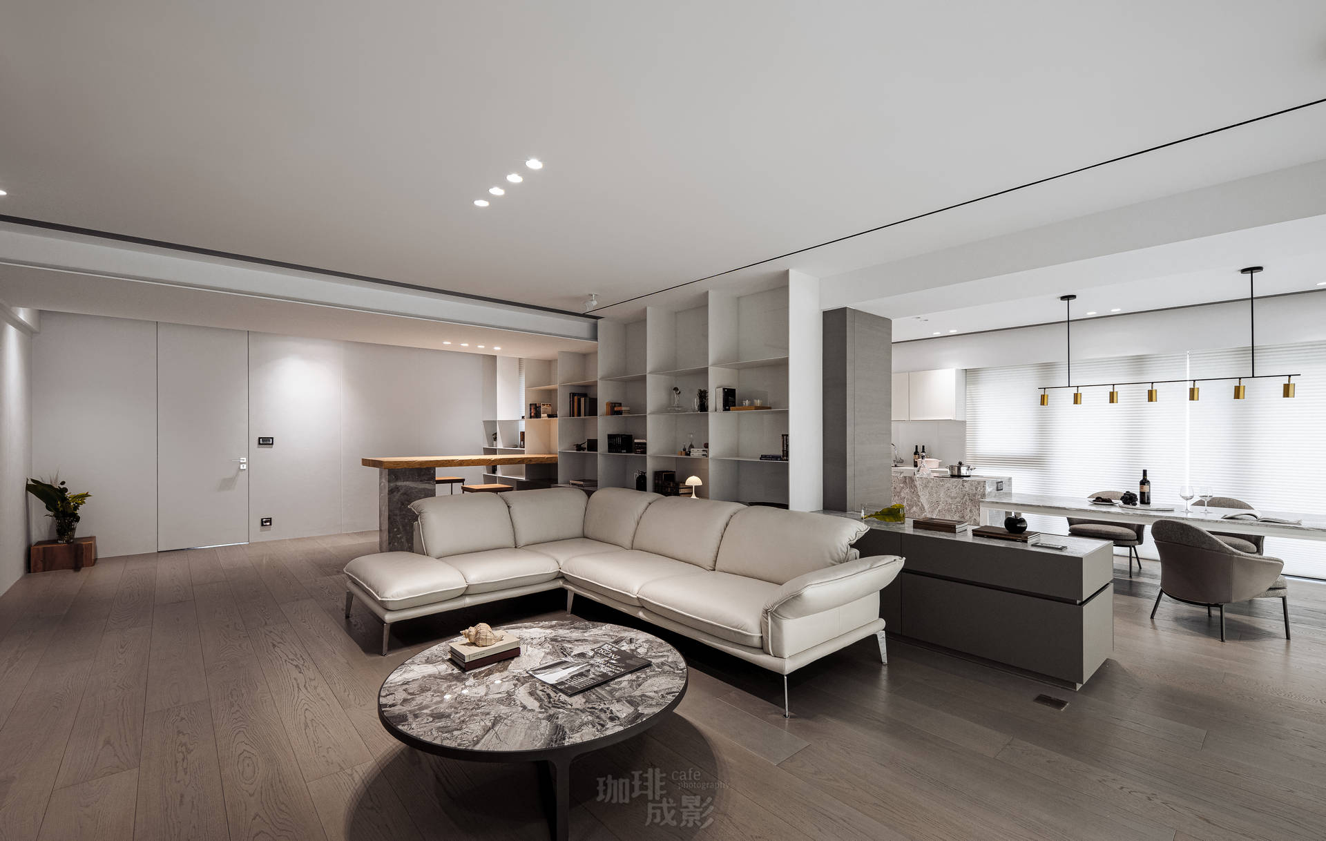 客廳餐廳側面全景