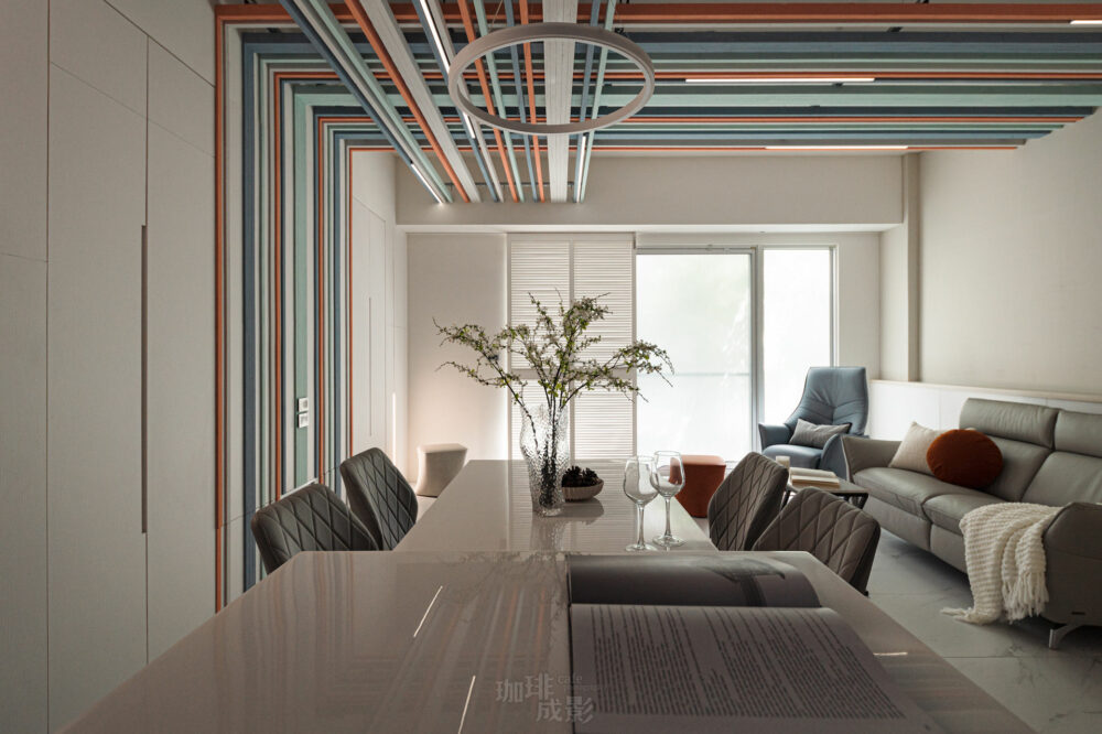 餐桌與客廳落地窗