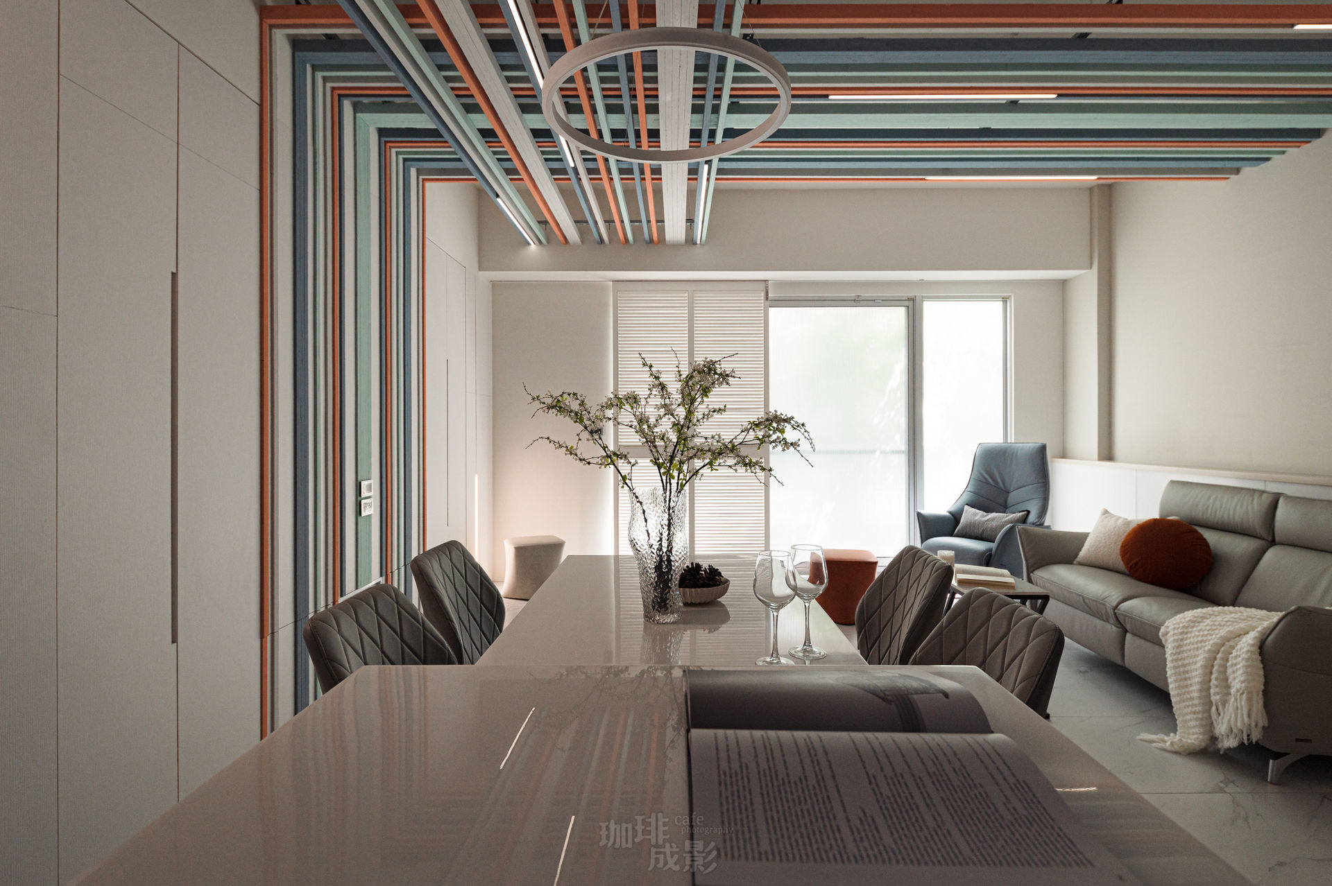 餐桌與客廳落地窗