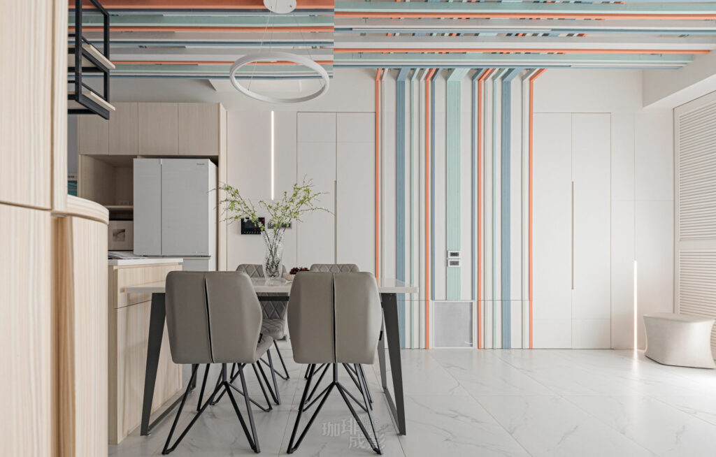 客廳電視牆與餐桌